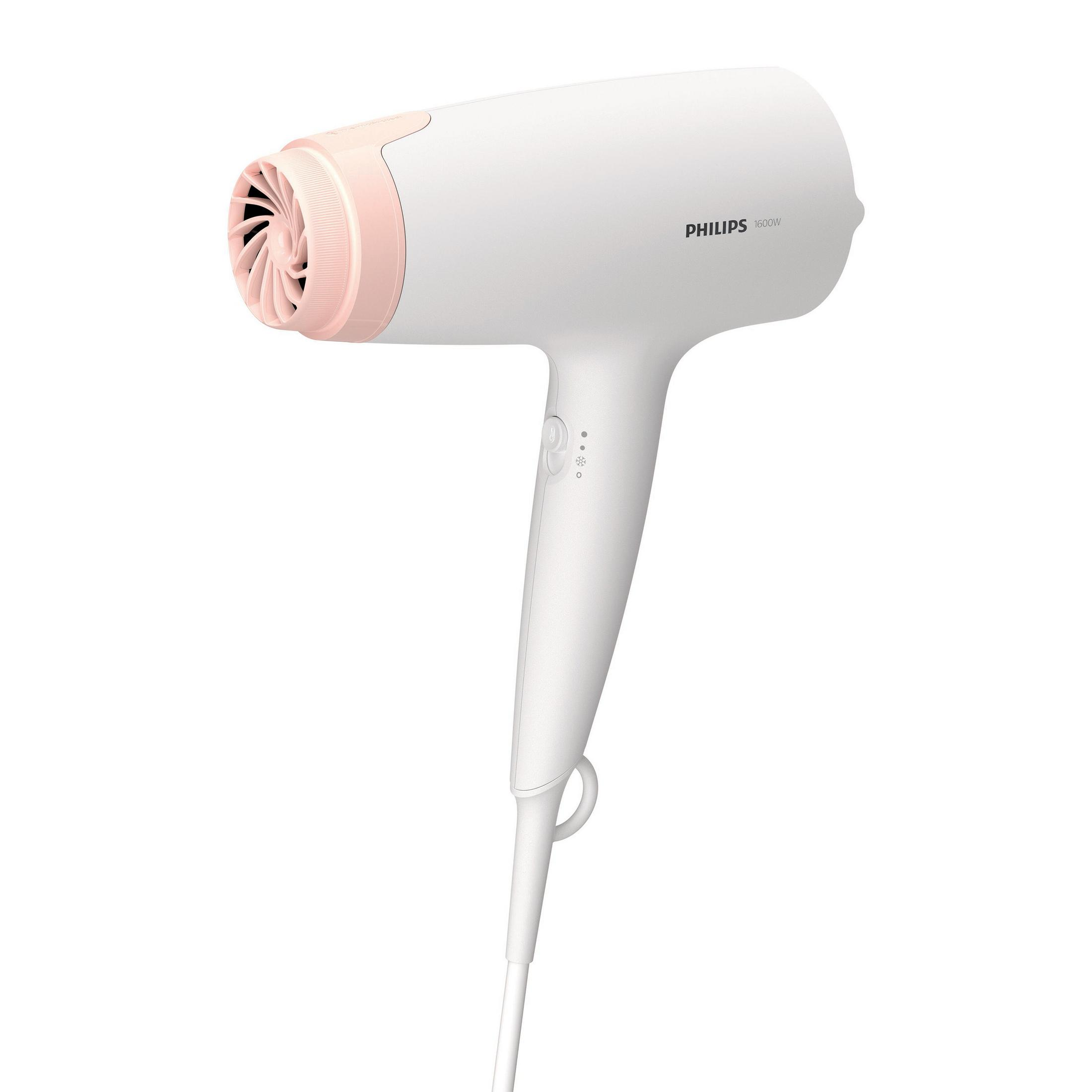 Een witte Philips haardroger met roze mondstuk. Voorzien van bedieningsknoppen en een ophanglus. De merknaam is zichtbaar.