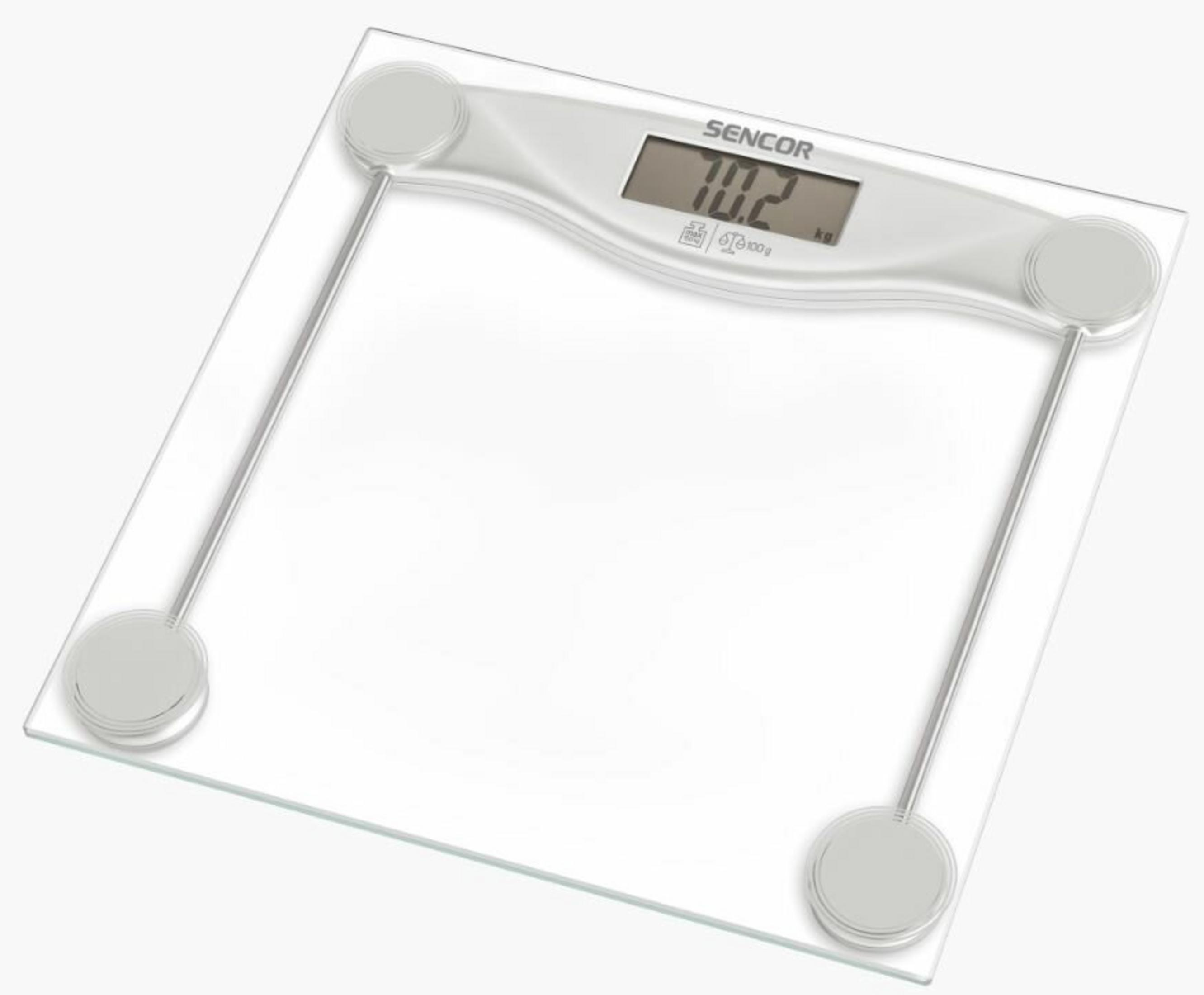 Biała cyfrowa waga łazienkowa Sencor pokazuje 10,2 kg. Ma szklaną powierzchnię, cztery okrągłe nóżki i srebrne podpory.