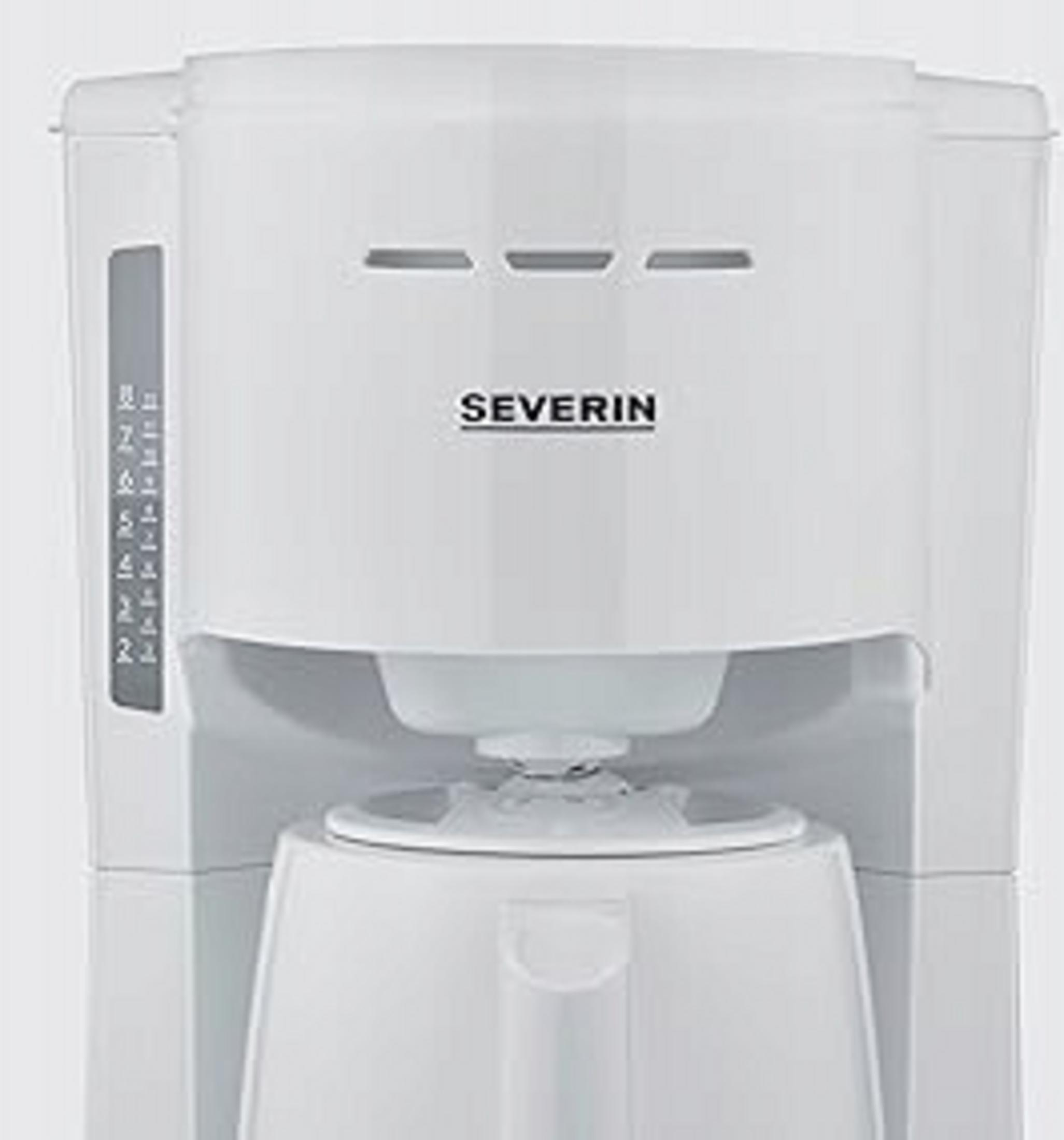 Viene mostrata una caffettiera Severin bianca. Ha un indicatore del livello dell'acqua e un manico sulla caraffa. Il marchio è visibile.