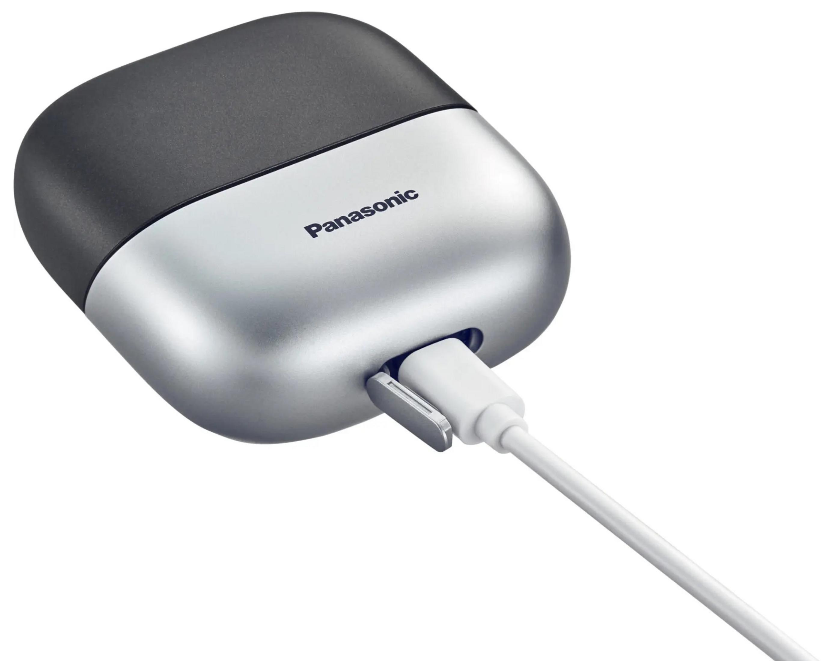 Ein Panasonic-Gerät mit schwarzem Oberteil und silberner Basis. Ein weißes Kabel ist eingesteckt. Der Hintergrund ist weiß.