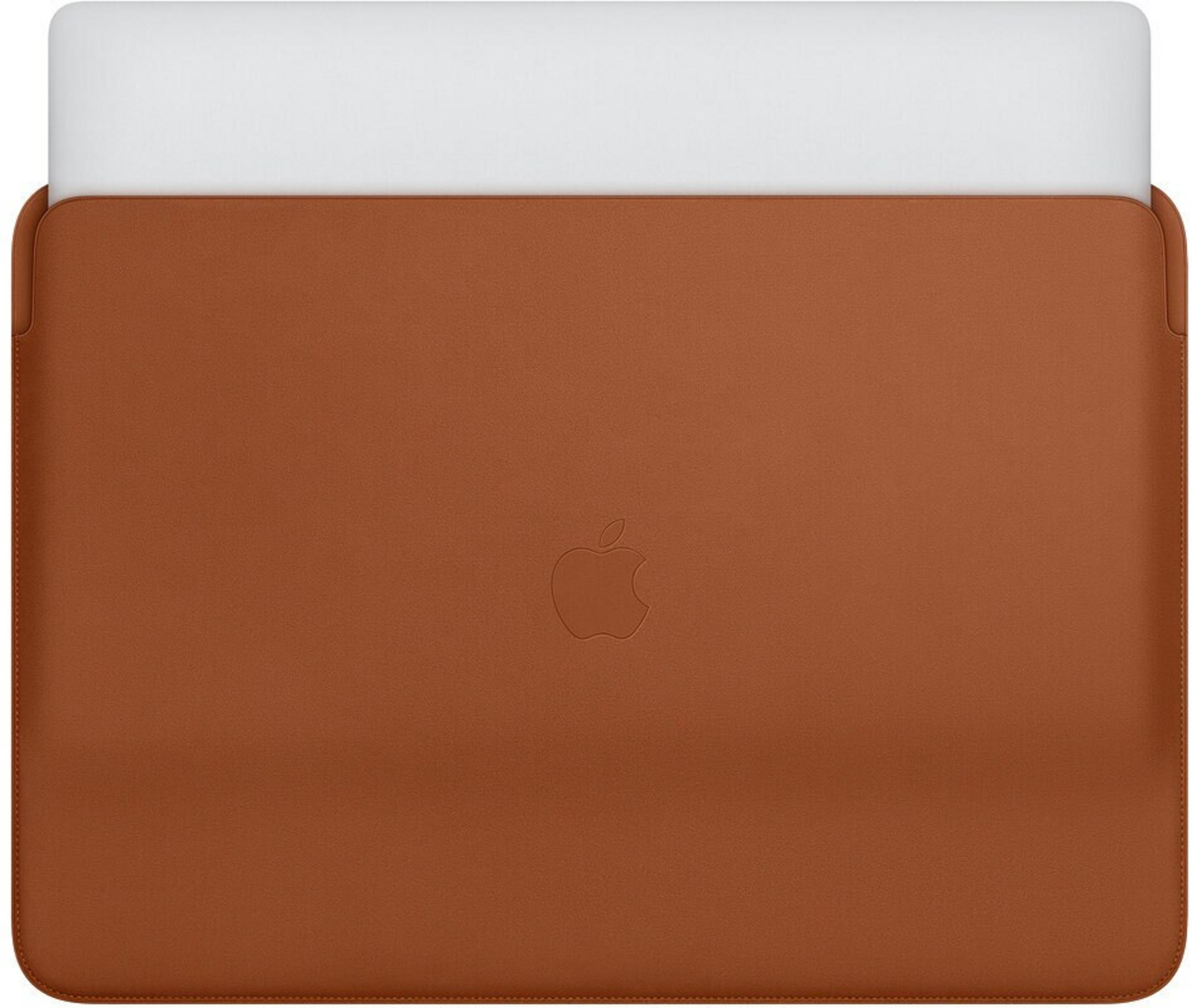 Brązowe skórzane etui na laptopa z logo Apple. Biały laptop jest częściowo widoczny w środku.