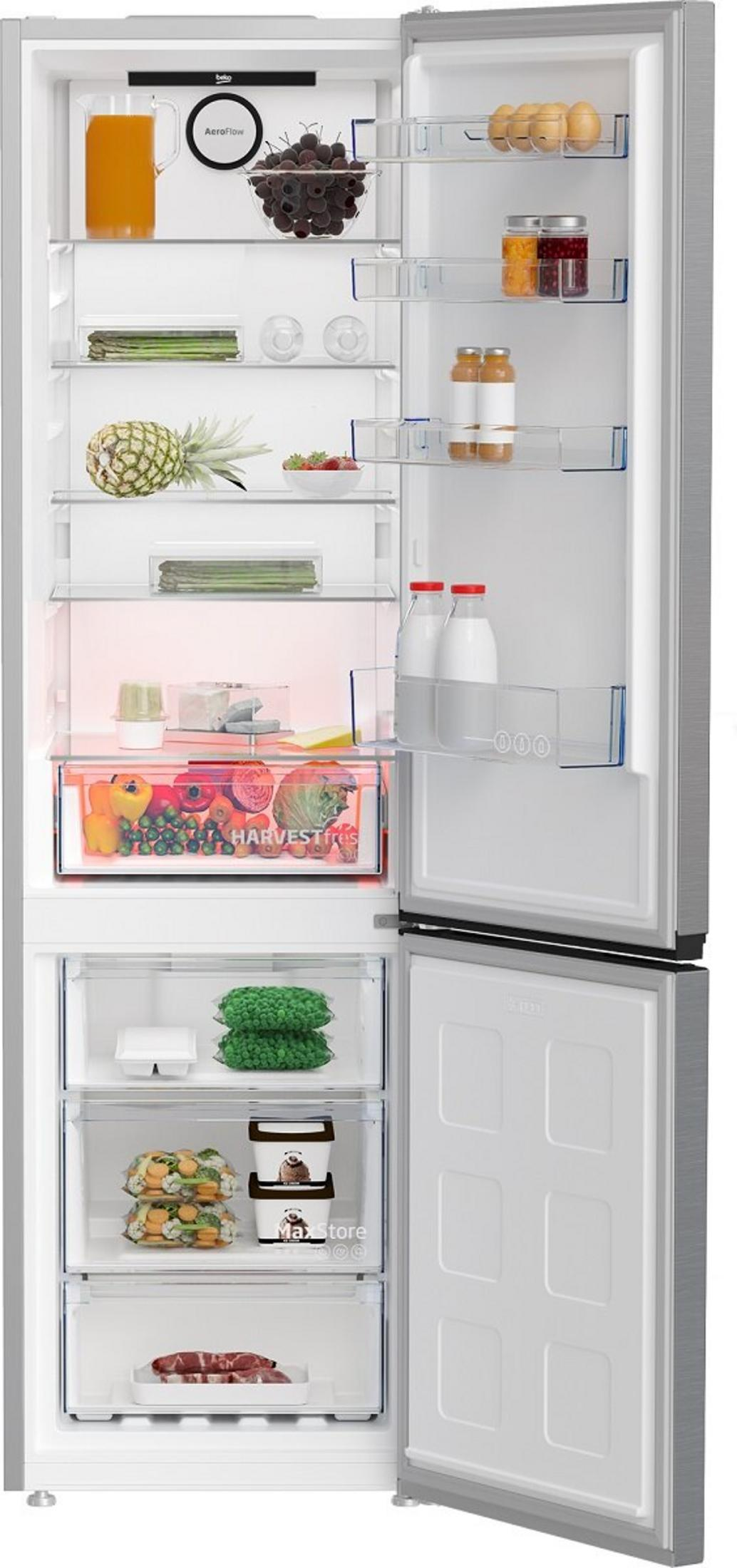Offener Kühlschrank mit Obst, Gemüse, Getränken und Milchprodukten. Regale und Schubladen sind sichtbar, was auf Staufächer hindeutet.