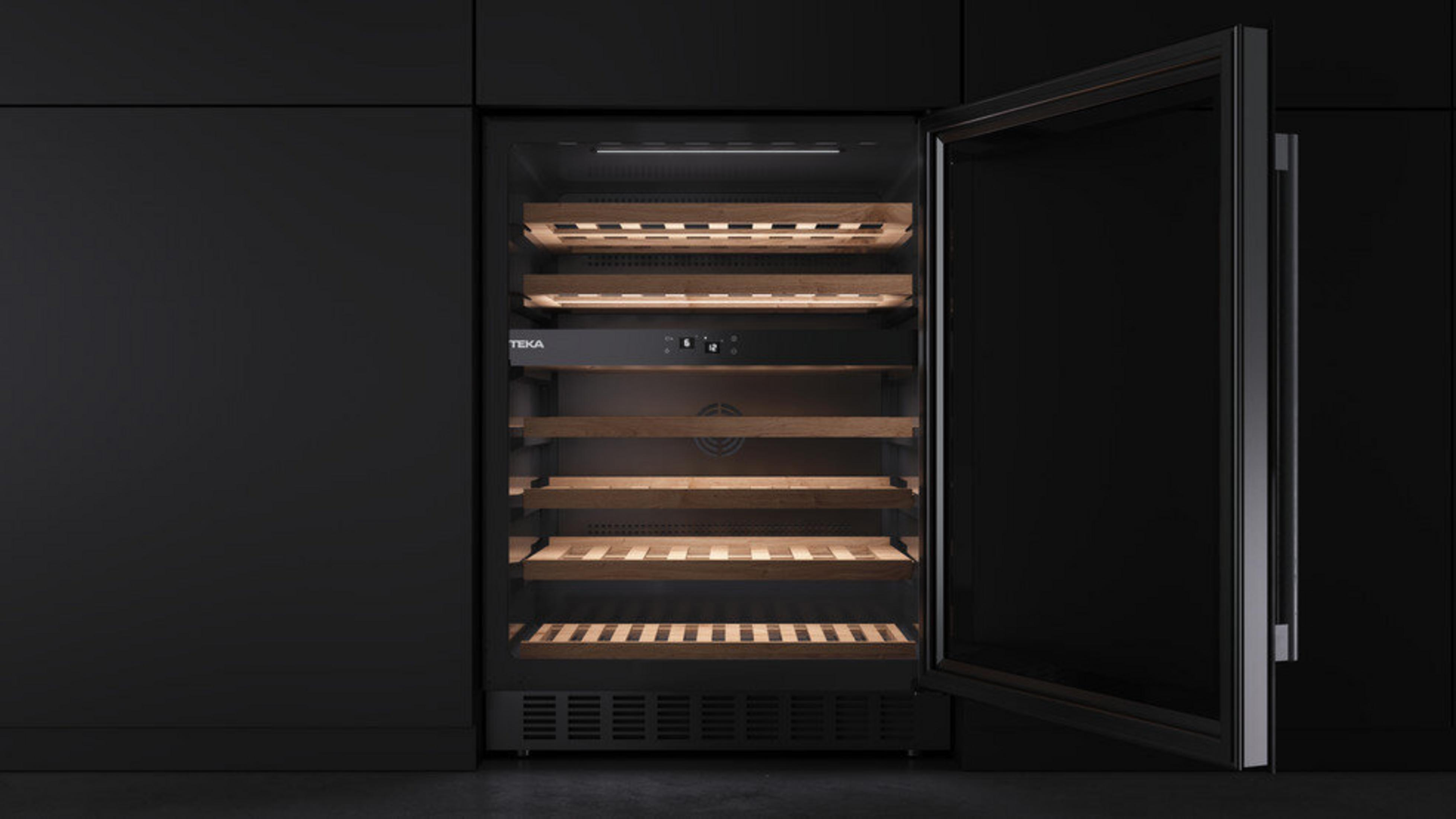 Chłodziarka do wina z otwartymi drzwiami, pokazująca drewniane półki i panel sterowania. Chłodziarka jest czarna.