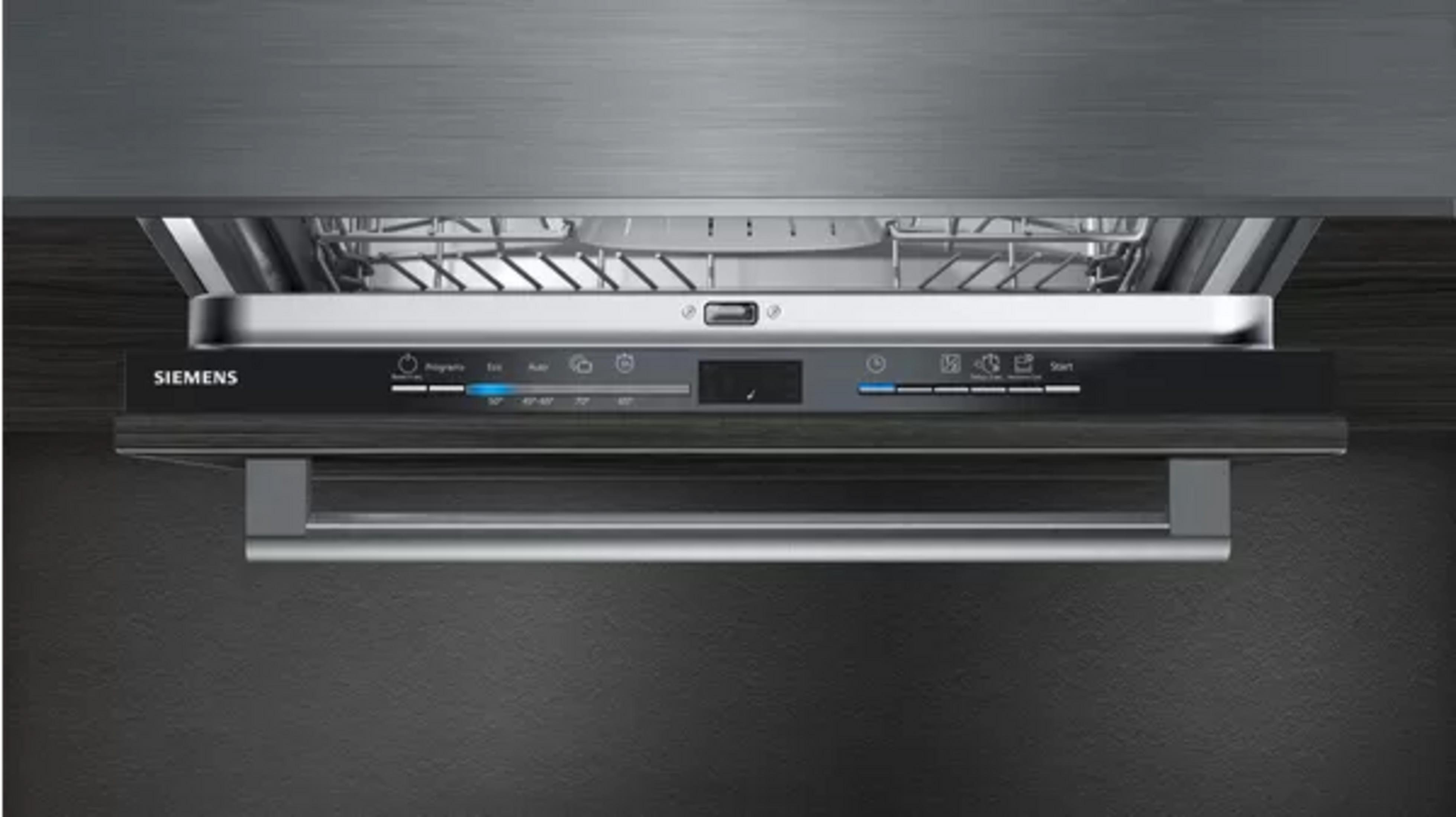 Gros plan sur un lave-vaisselle Siemens. Le panneau de commande est visible et la porte est partiellement ouverte, montrant les paniers intérieurs.