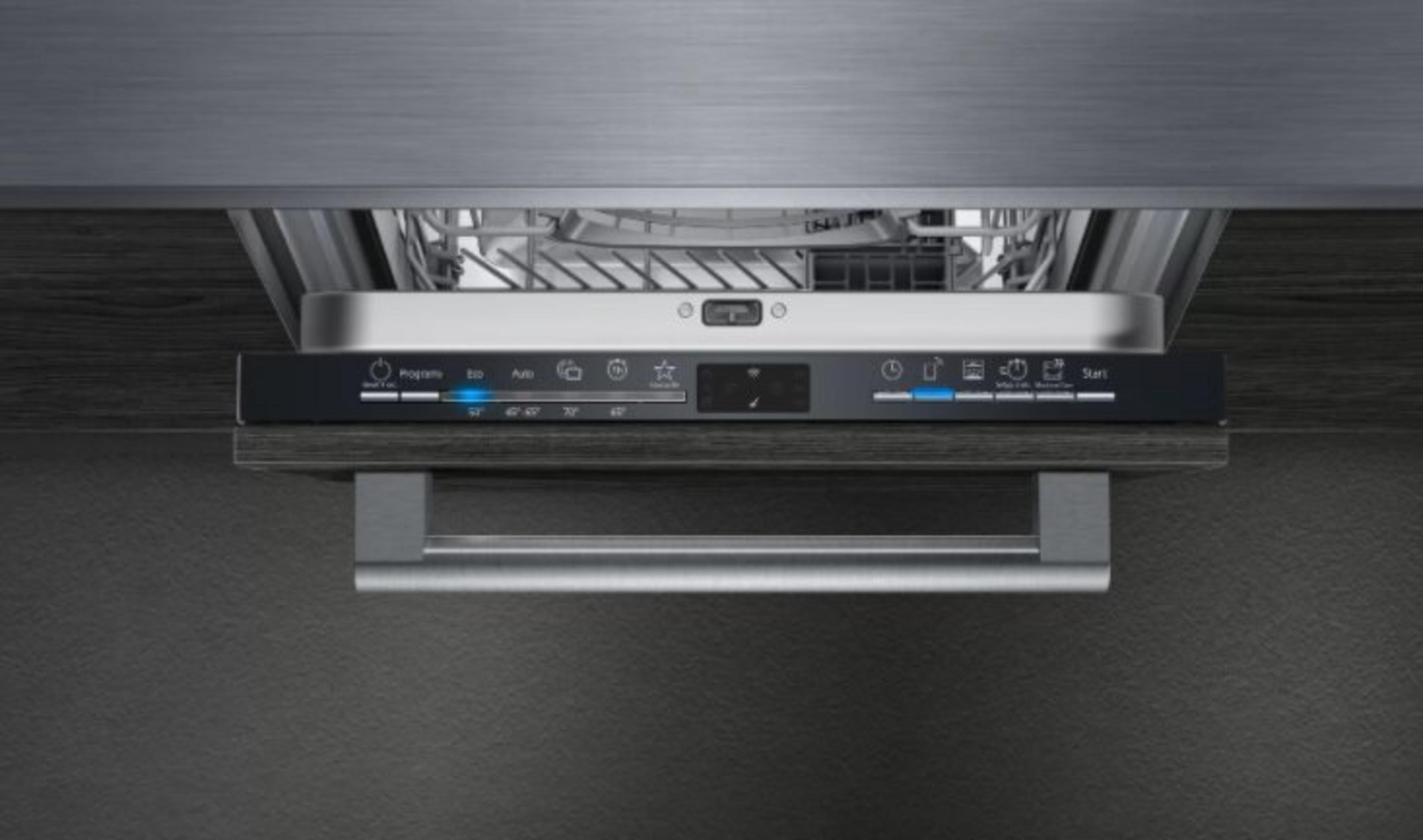 Ein Geschirrspüler mit Bedienfeld, das Programmauswahl und Temperatureinstellungen anzeigt. Unter dem Panel befindet sich ein Metallgriff.