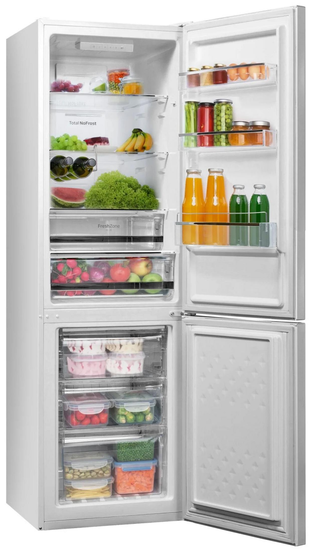 Ein weißer Kühlschrank ist geöffnet und zeigt Regale mit Lebensmitteln: Obst, Gemüse, Gläsern und Flaschen. Die Tür rechts ist ebenfalls geöffnet.