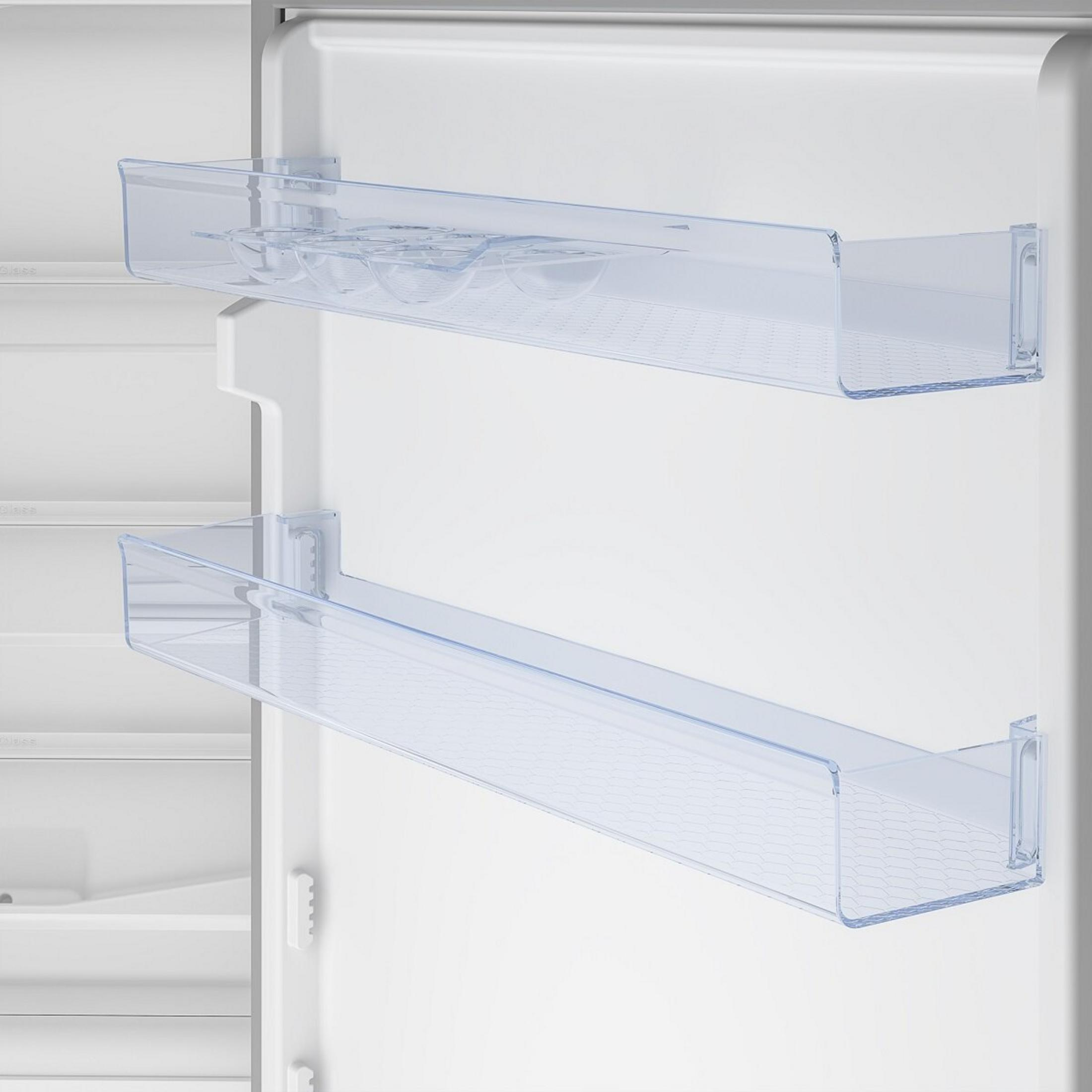 All'interno di un frigorifero sono visibili due ripiani in plastica trasparente. Uno ha i portauova. L'interno è bianco.