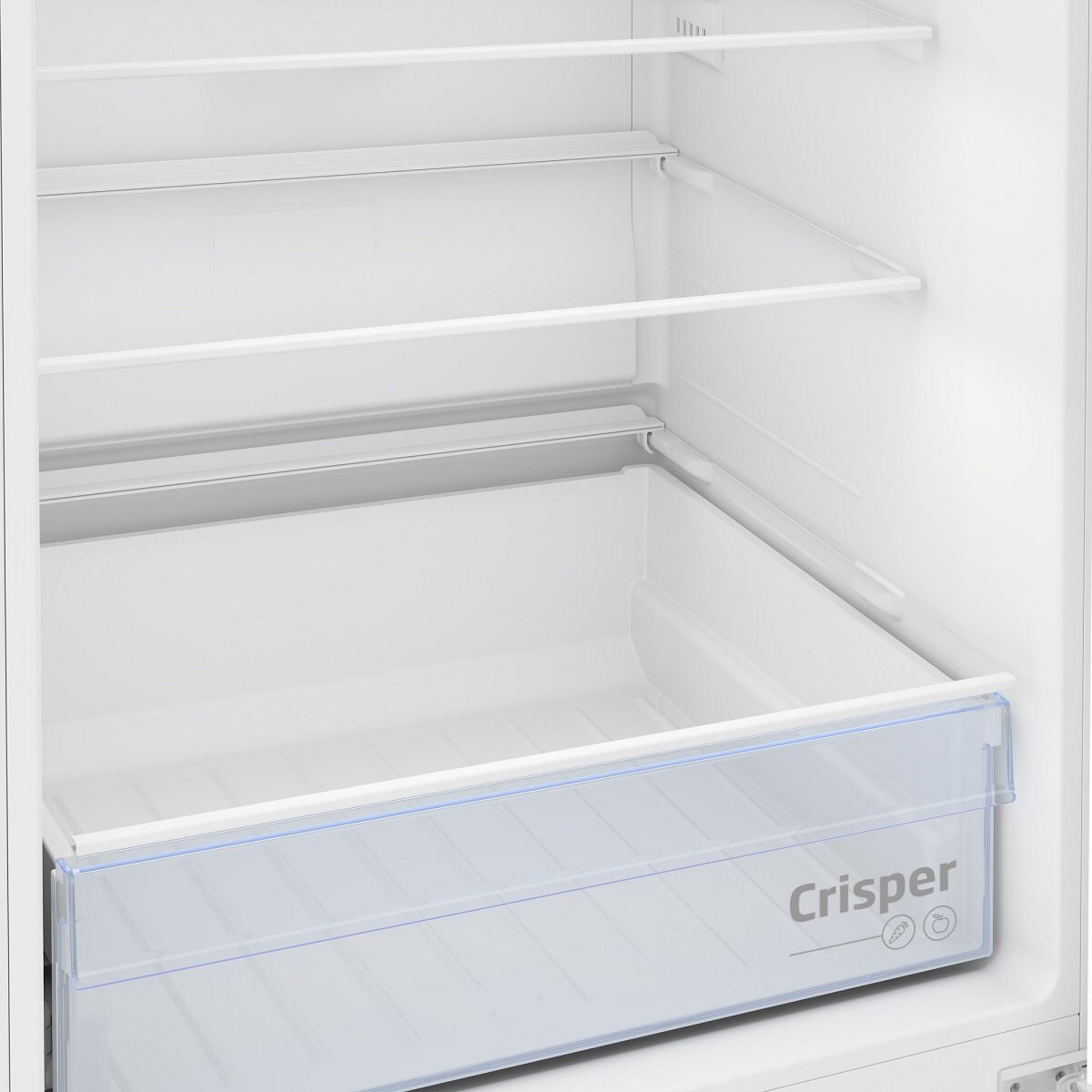 Interno di un frigorifero bianco. Ha ripiani e un cassetto per la verdura. Sul cassetto c'è la scritta 'Crisper'.
