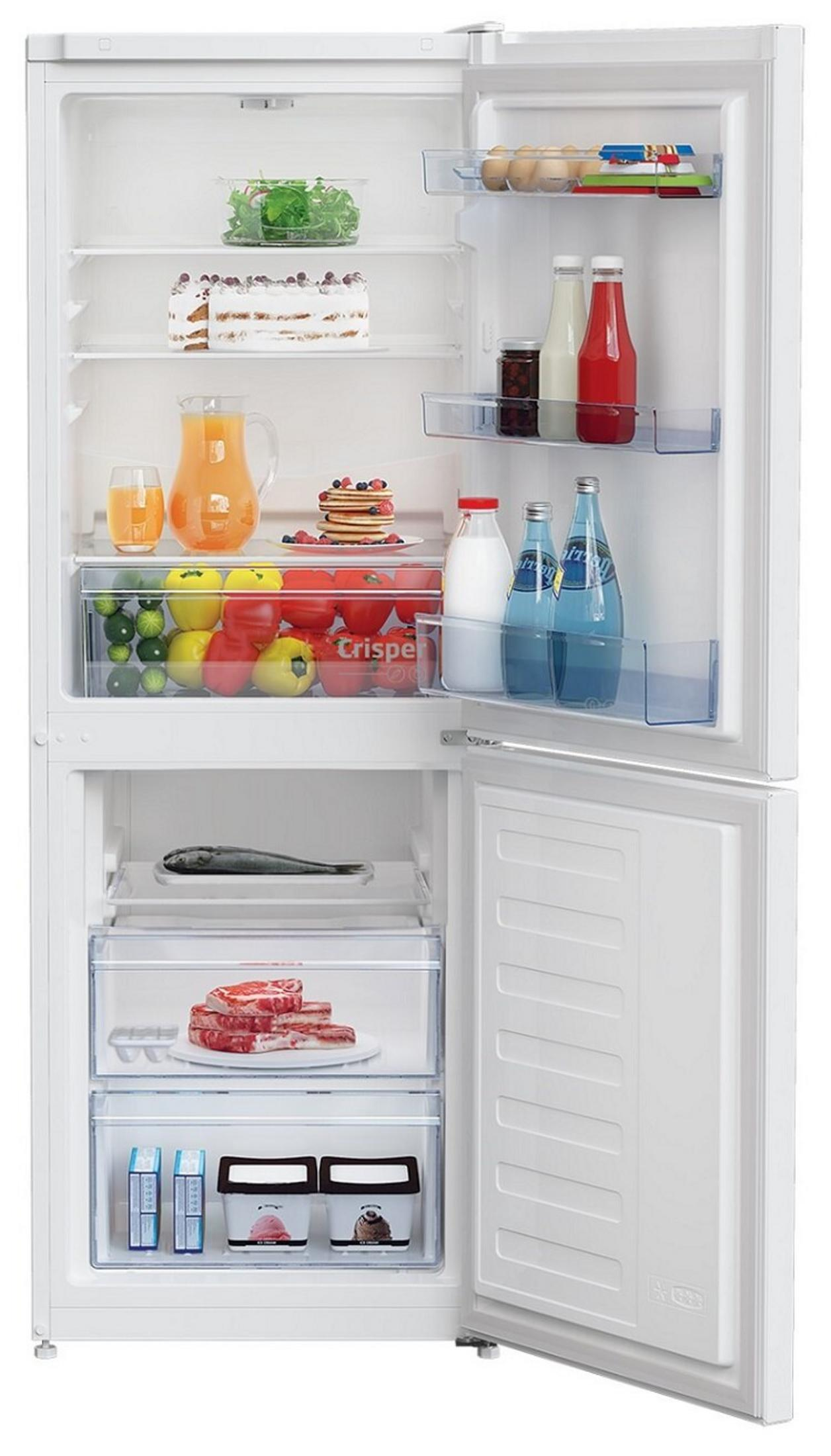 Un frigorifero bianco con la porta aperta. All'interno ci sono frutta, verdura, bevande e altri alimenti.