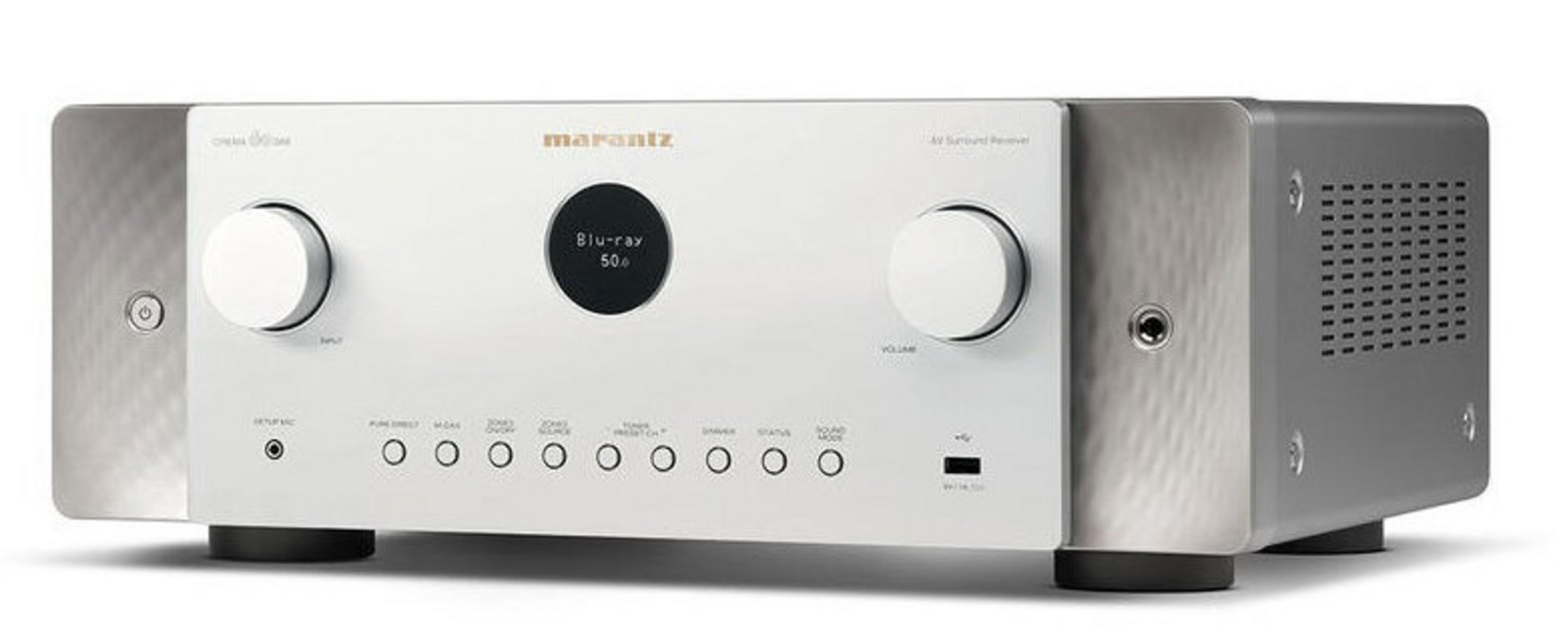 Srebrno-biały odbiornik dźwięku przestrzennego Marantz AV. Posiada pokrętła, ekran z napisem "Blu-ray 50" i kilka przycisków.