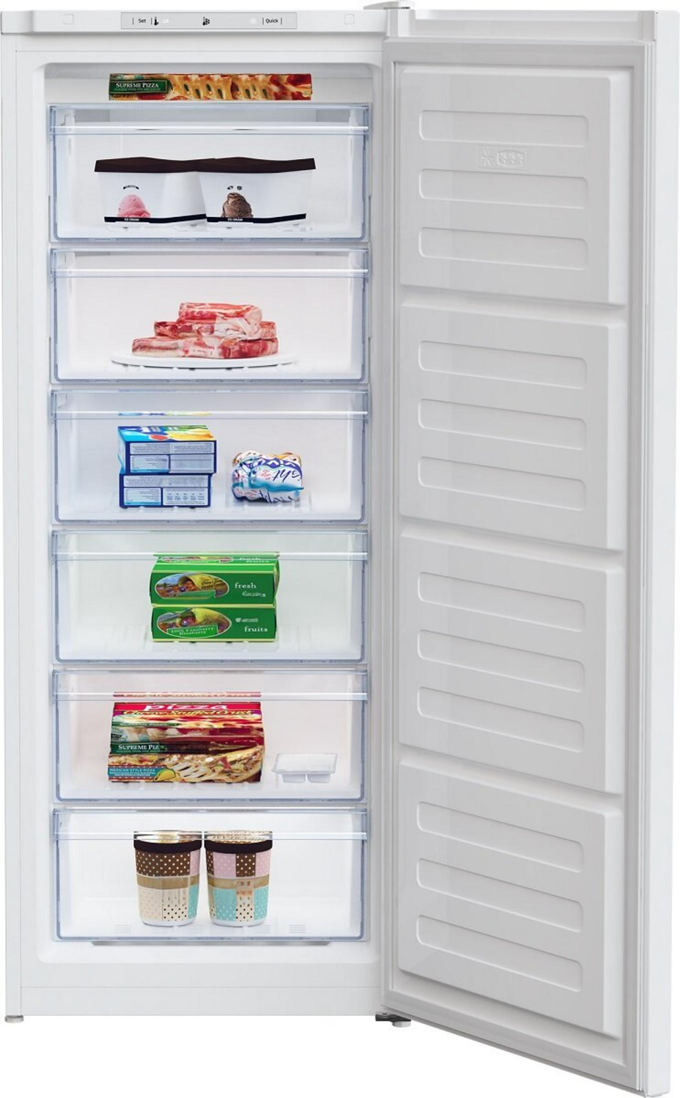 Un congelatore bianco con la porta aperta, che rivela diversi cassetti pieni di generi alimentari come pizza, gelato e frutta.