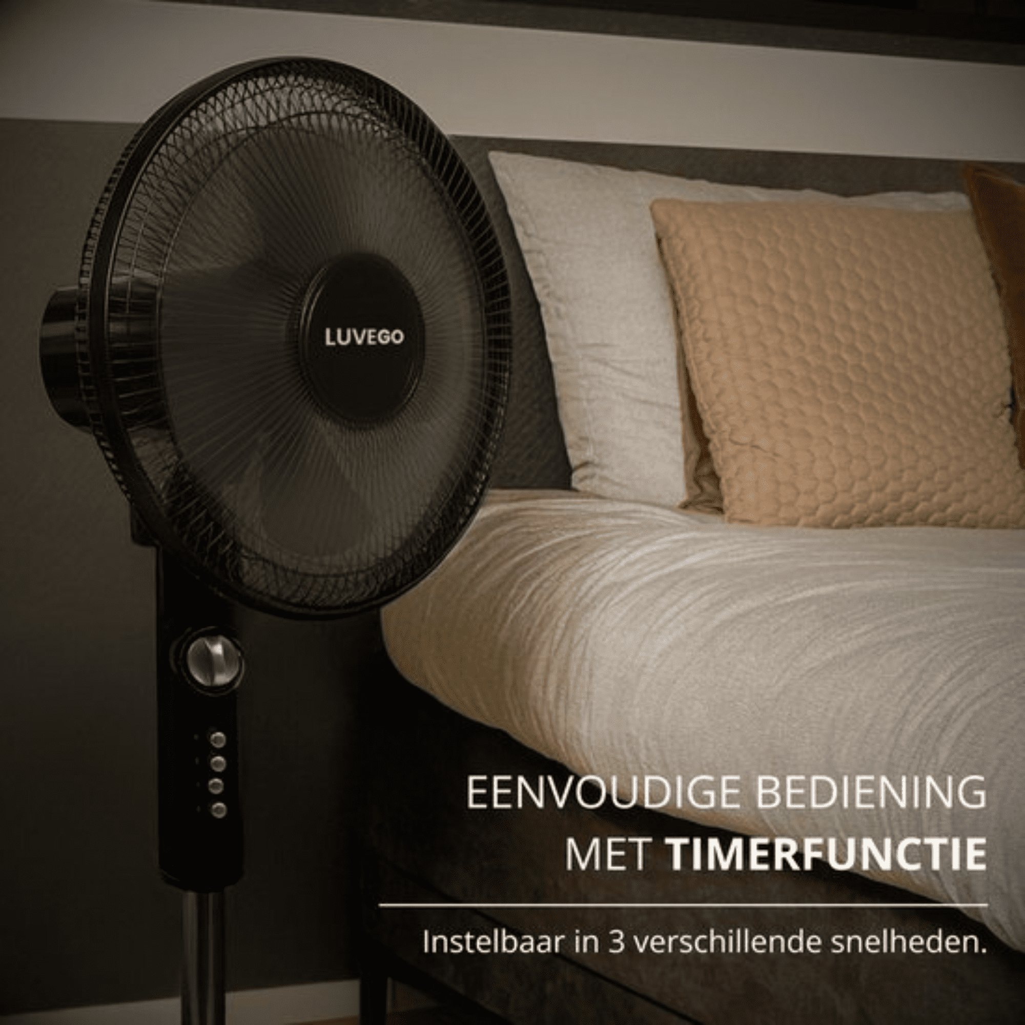Schwarzer Ventilator mit "LUVEGO" in einem Schlafzimmer. Kissen und Bettwäsche sind sichtbar. Text lautet "Timerfunktion" und "3 Geschwindigkeiten".