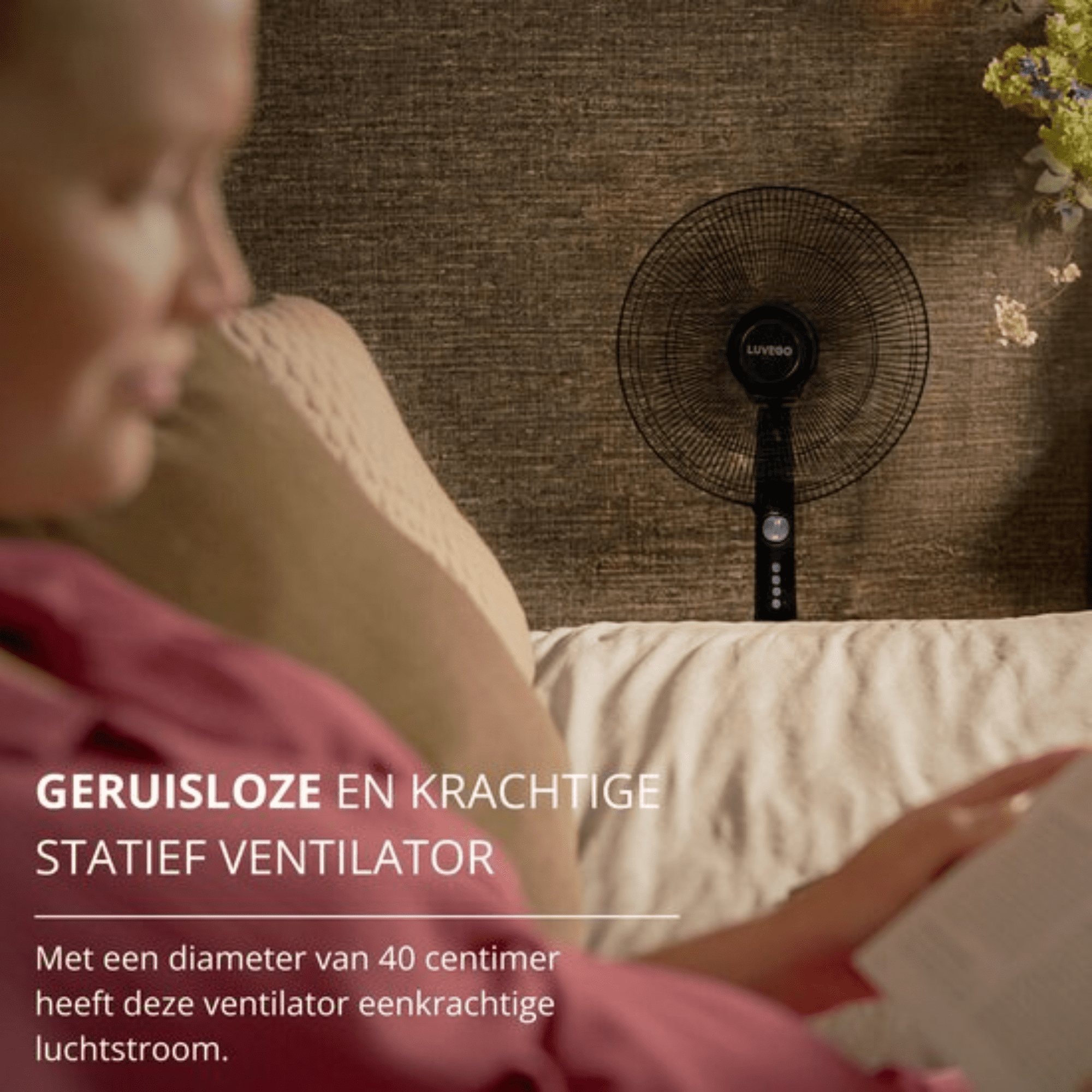 Eine Person liest ein Buch. Im Hintergrund steht ein schwarzer Ventilator. Der Text sagt 'Leiser und leistungsstarker Standventilator'.