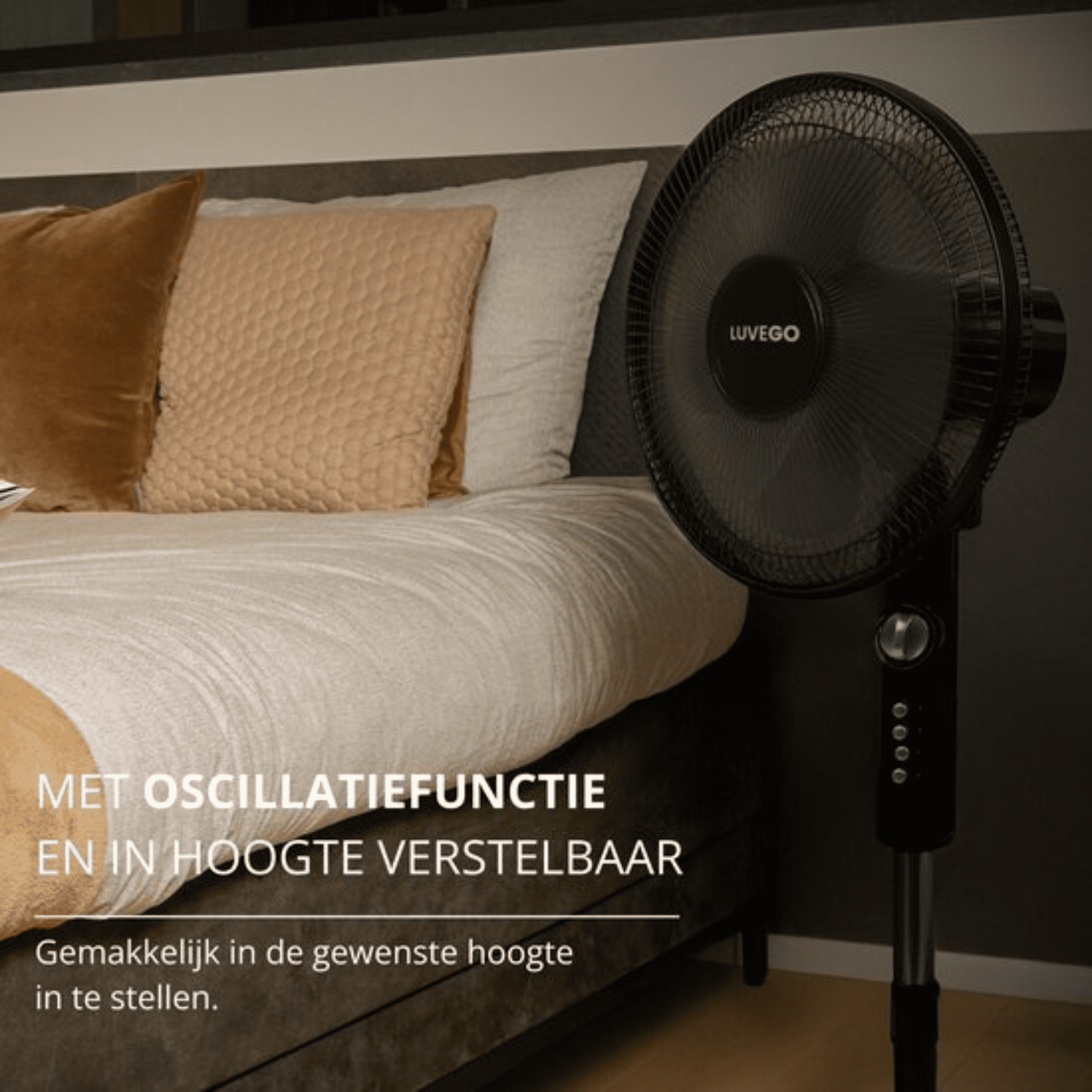 Ein schwarzer LUVEGO-Ventilator steht neben einem Bett mit Kissen. Text: Mit Oszillationsfunktion und höhenverstellbar.