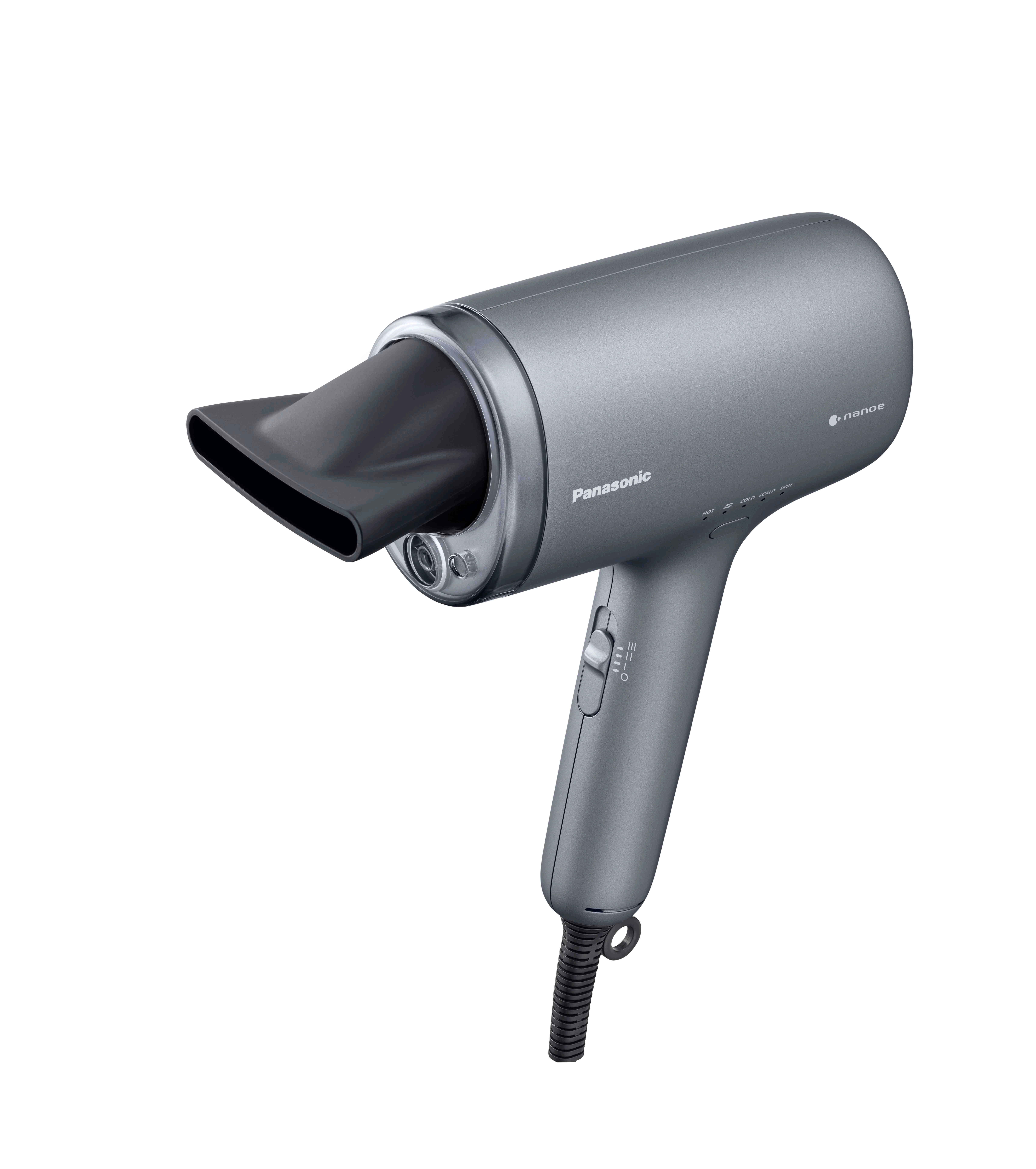 Ein grauer Panasonic-Haartrockner auf weißem Hintergrund. Er hat eine schwarze Düse und ein Kabel.
