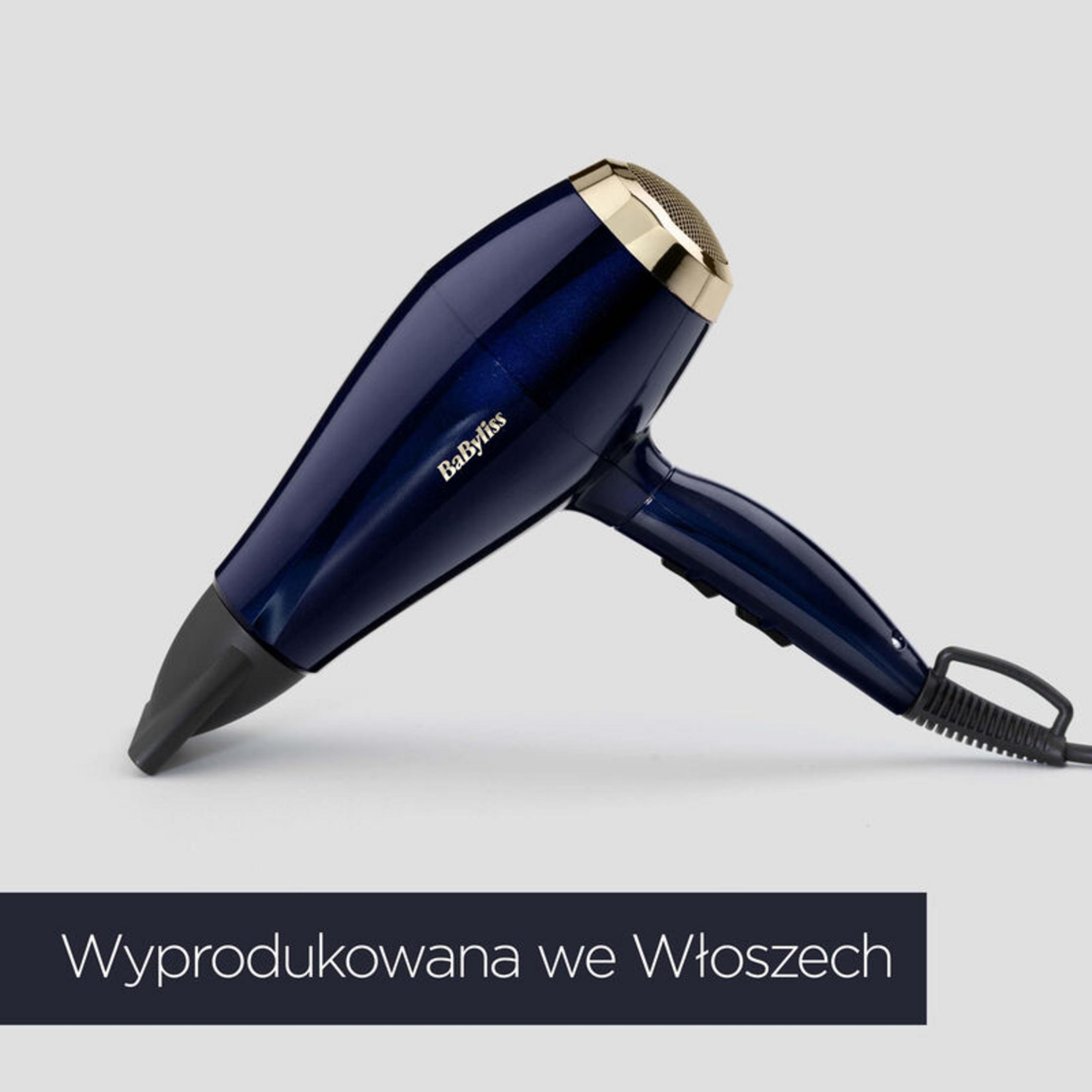 Un asciugacapelli blu navy e oro su sfondo grigio chiaro. Il testo 'Made in Italy' appare in basso.