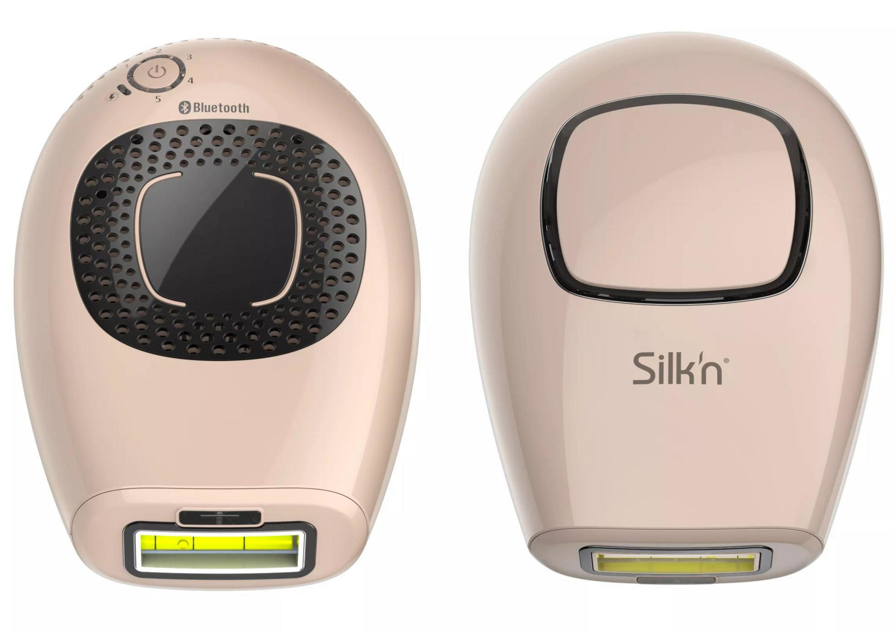 Dwa urządzenia do pielęgnacji skóry, bladoróżowe. Jeden pokazuje przyciski sterowania, drugi ma prostokątne okno i logo Silk'n.