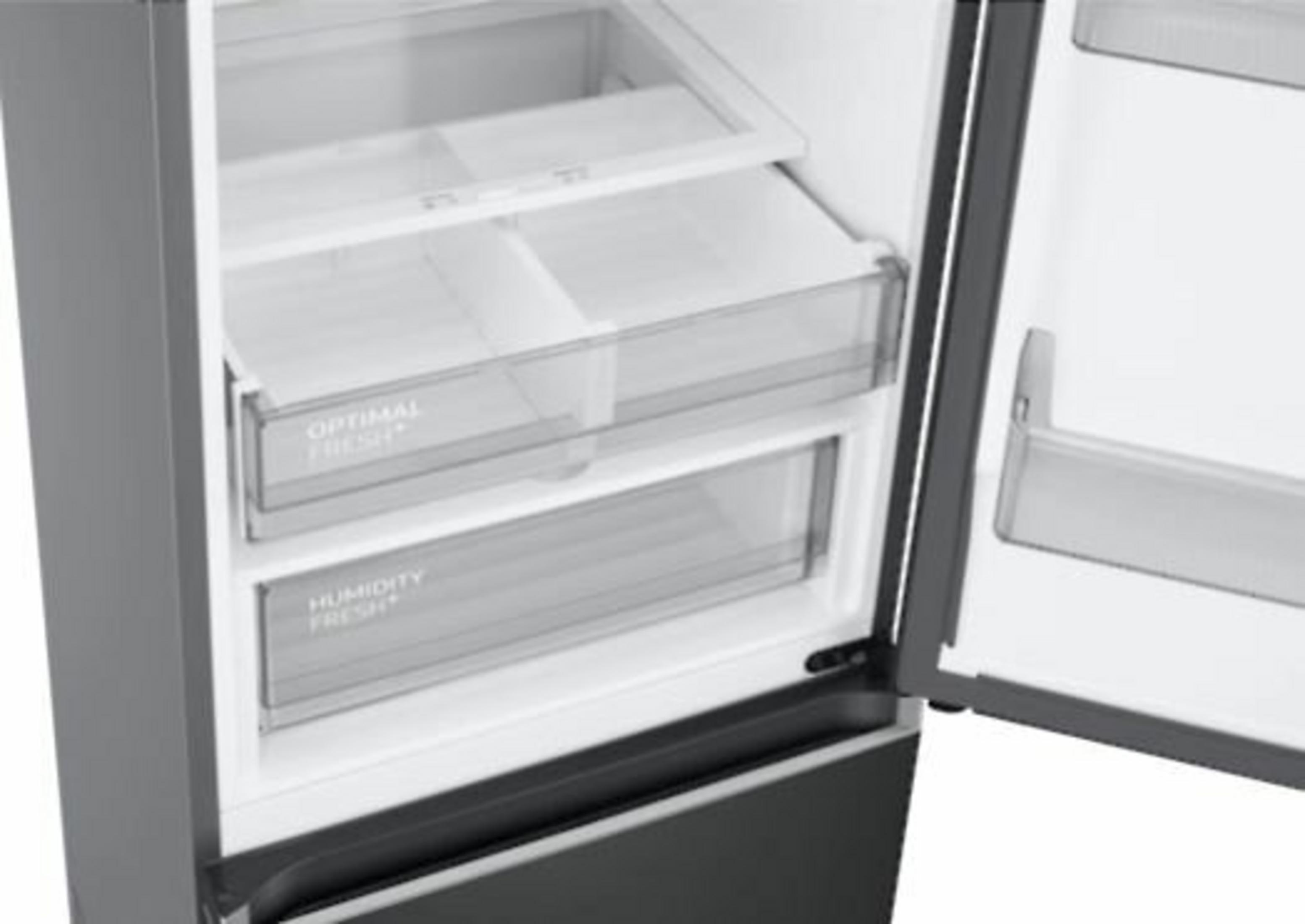 Open koelkast met doorzichtige laden. Labels zeggen Optimal Fresh en Humidity Fresh. De deur staat een beetje open.