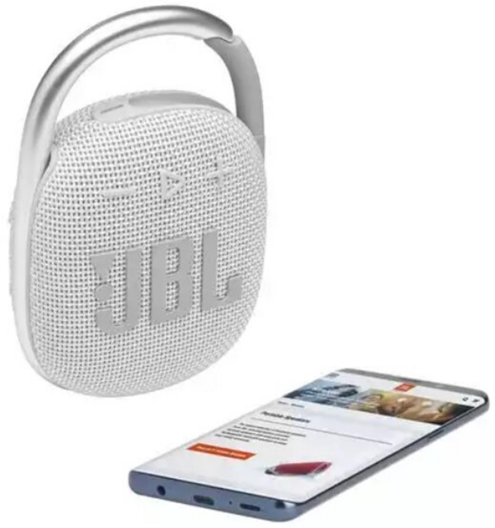 Altavoz JBL blanco con asa plateada junto a un smartphone mostrando una página web.