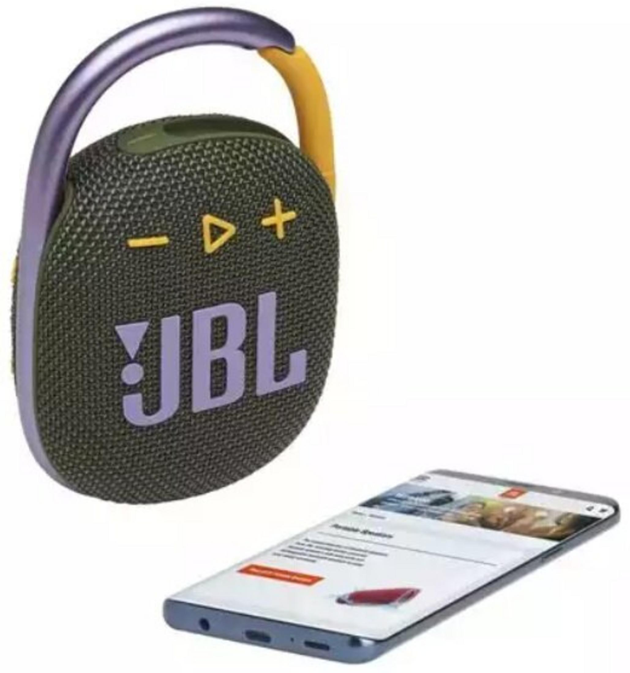Altoparlante JBL Clip 4 e smartphone. L'altoparlante è verde oliva con manico viola. Il telefono mostra una pagina web.