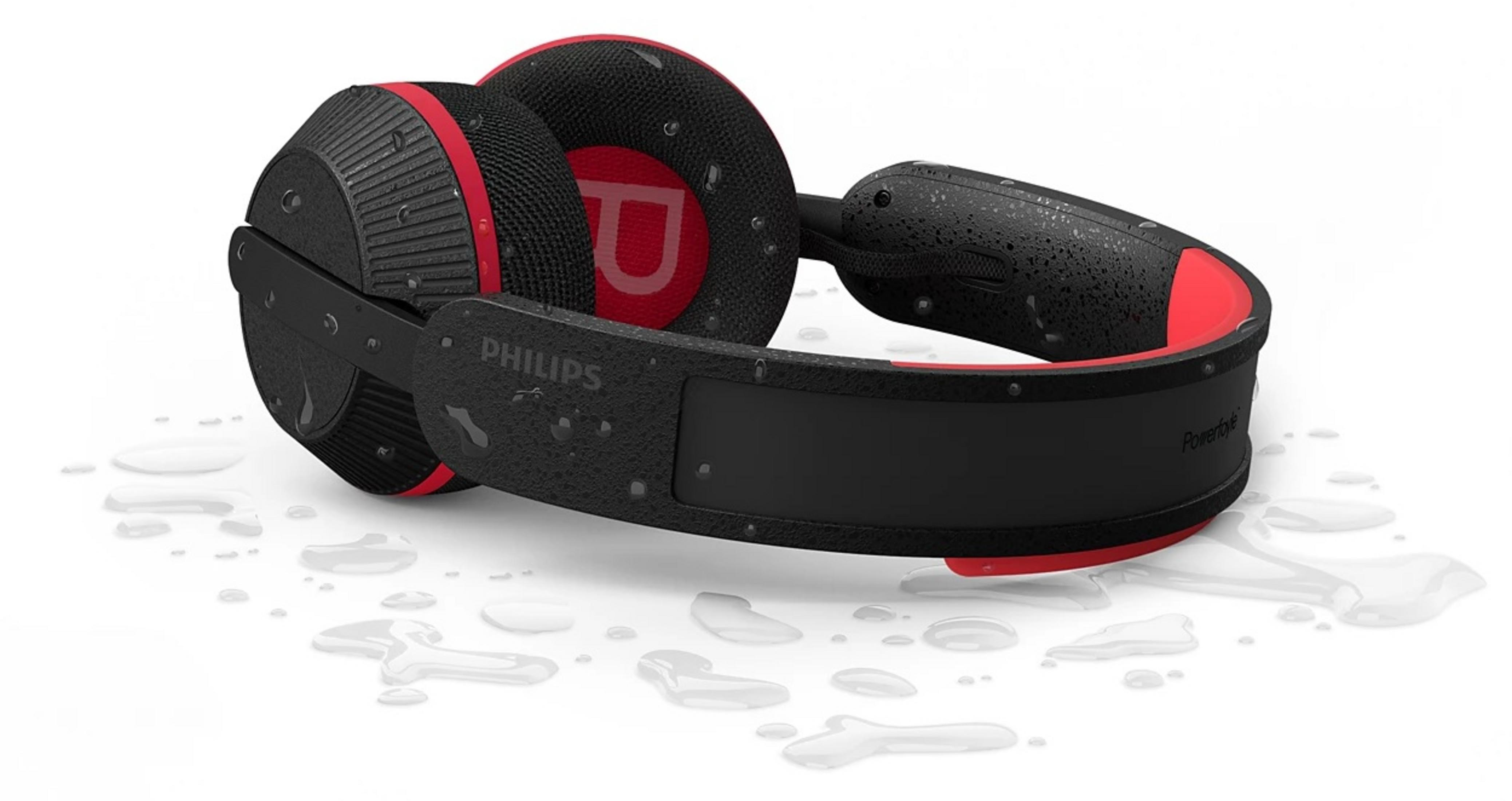 Casque Philips noir et rouge, avec des gouttelettes d'eau, sur une surface blanche. Le casque a le logo Powerfoyle.