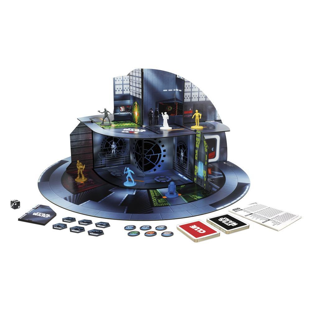 Ein Star Wars Clue Brettspiel. Es hat ein mehrstufiges Spielbrett mit Charakterfiguren. Karten, Spielsteine und Würfel sind verstreut.