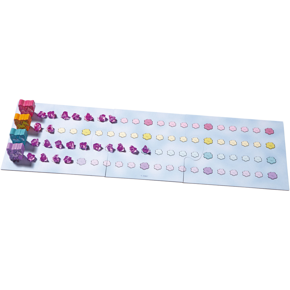Ein Spielbrett mit Einhorn-Spielfiguren und lila, edelsteinartigen Spielsteinen. Das Spielbrett ist hellblau mit Wolken- und Blumenformen.