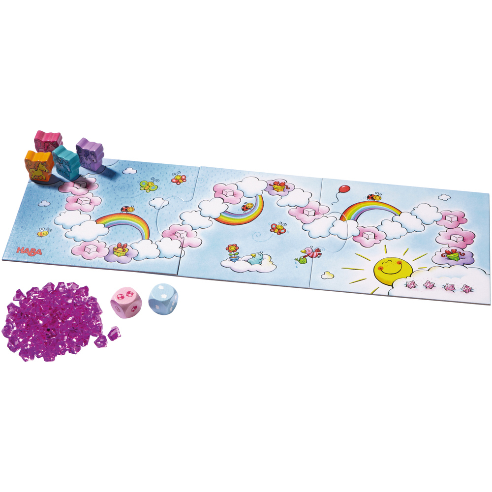 Ein farbenfrohes Brettspiel mit Regenbogen- und Wolkenillustrationen. Enthält Spielsteine, Würfel und rosa edelsteinartige Spielsteine.