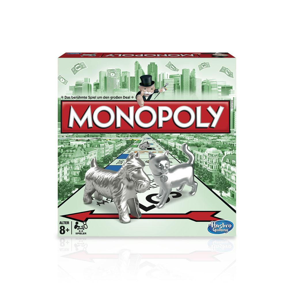 Monopoly-Brettspielbox. Silberne Spielfiguren eines Hundes und einer Katze auf dem Spielbrett. Die Box hat einen Stadt-Hintergrund.