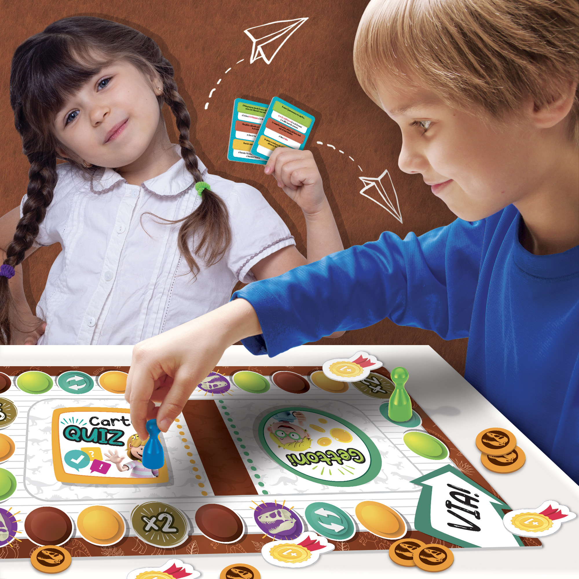 Zwei Kinder spielen ein Brettspiel. Ein Mädchen hält Karten, ein Junge greift nach einer blauen Spielfigur.