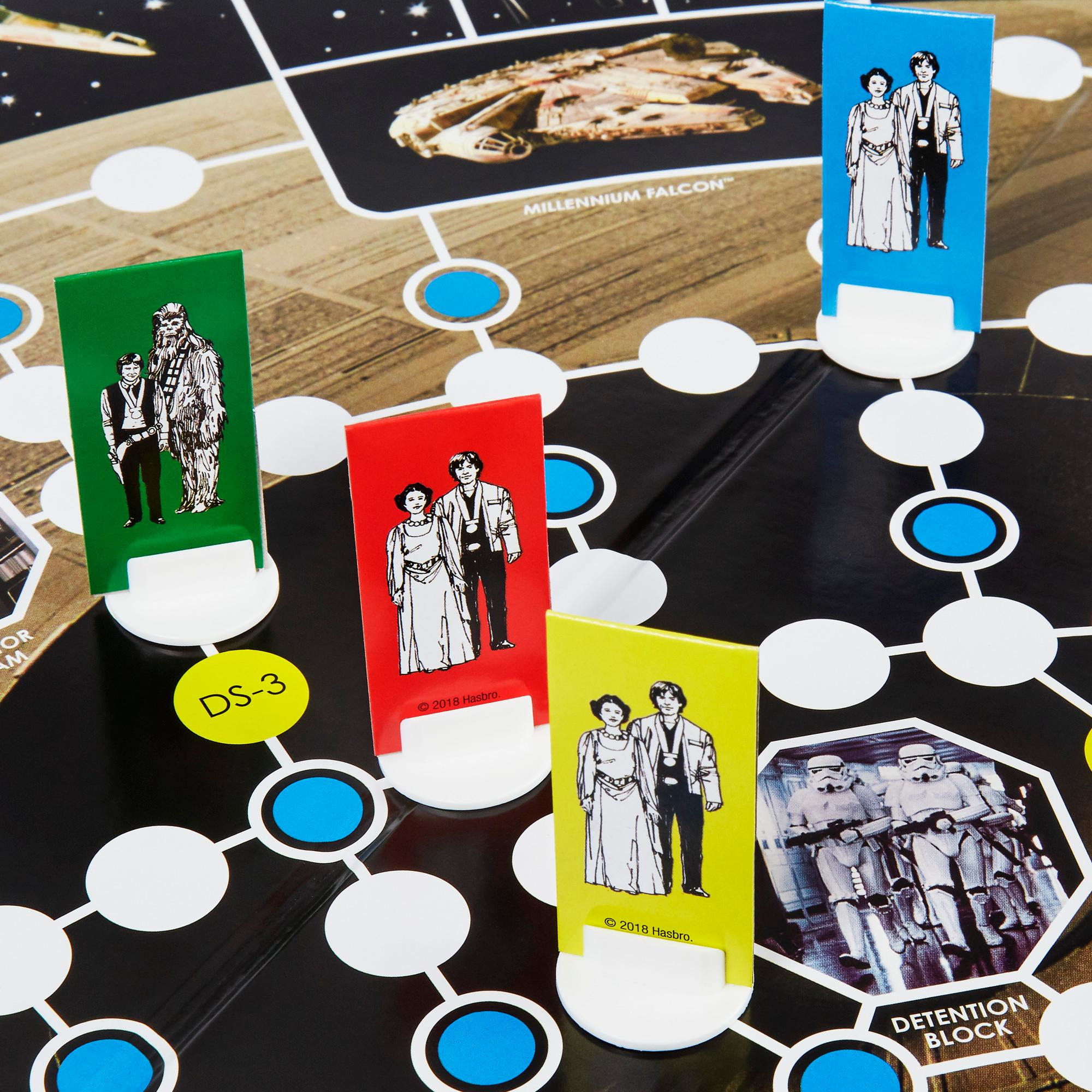 Star Wars Brettspiel mit Charakterfiguren und Millennium Falcon. Spielbrett hat blaue und weiße Kreise und schwarze Wege.