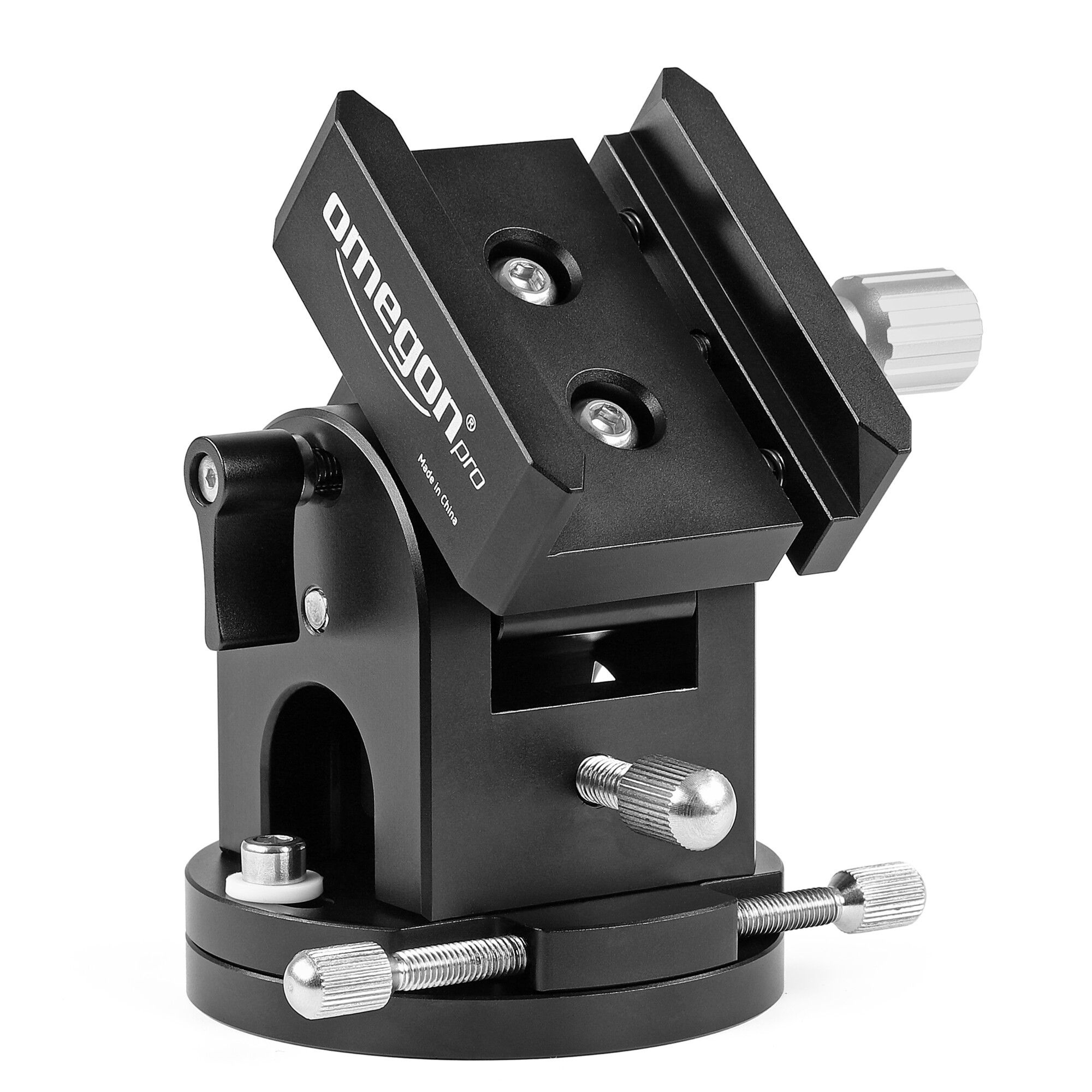 Eine schwarze Omegon Pro-Halterung. Sie hat Einstellknöpfe und Montageplatten. Made in China ist auf der Seite aufgedruckt.