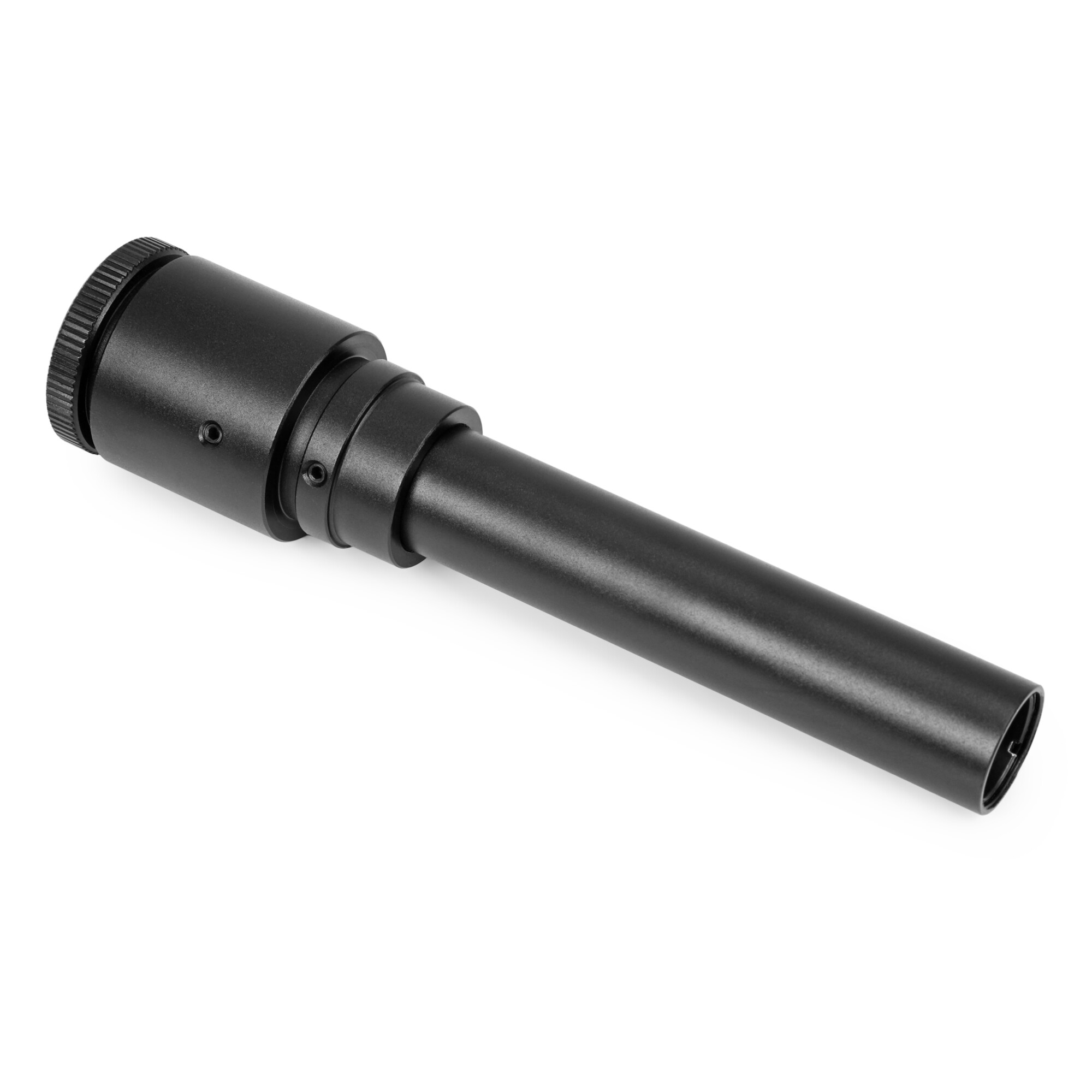 Ein schwarzes, zylindrisches Metallobjekt mit verschiedenen Abschnitten und einem strukturierten Ende, vor weißem Hintergrund.