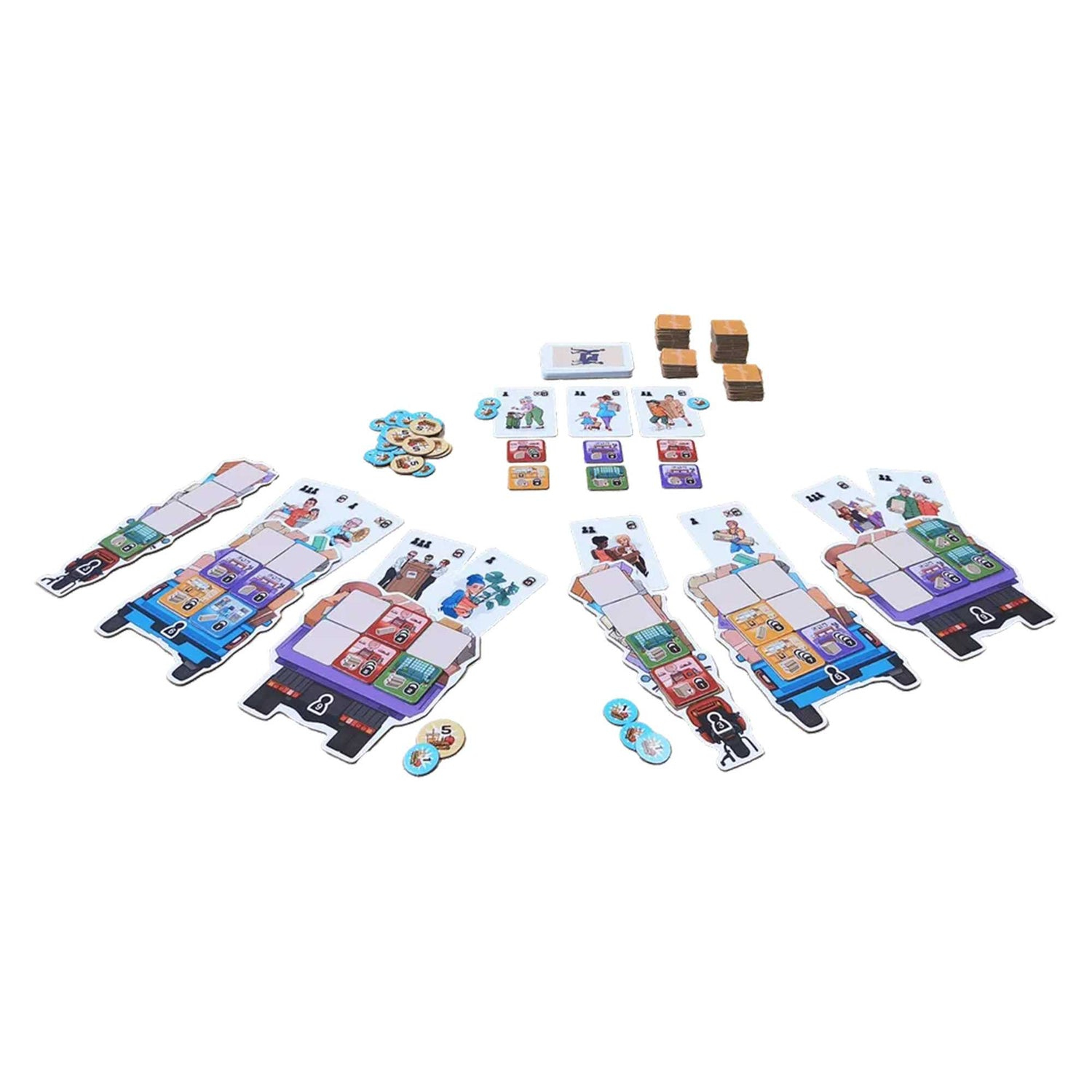Brettspielkomponenten sind auf einer weißen Oberfläche angeordnet. Karten, Spielsteine und Holzblöcke sind sichtbar, was auf einen Spielaufbau hindeutet.