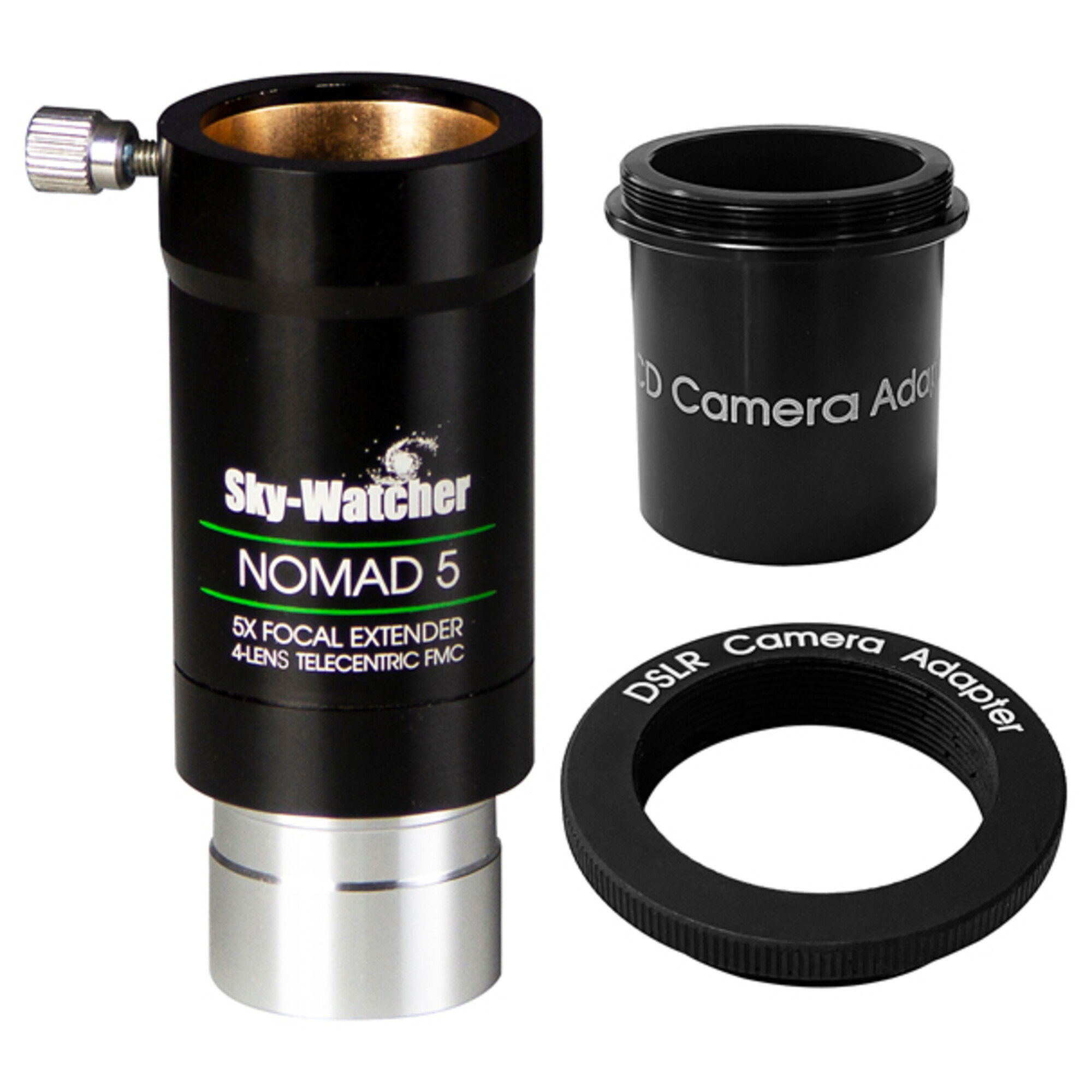 Das Bild zeigt Teleskopzubehör: einen schwarzen Extender mit 'Sky-Watcher NOMAD 5', einen Kameraadapter und einen DSLR-Adapter.