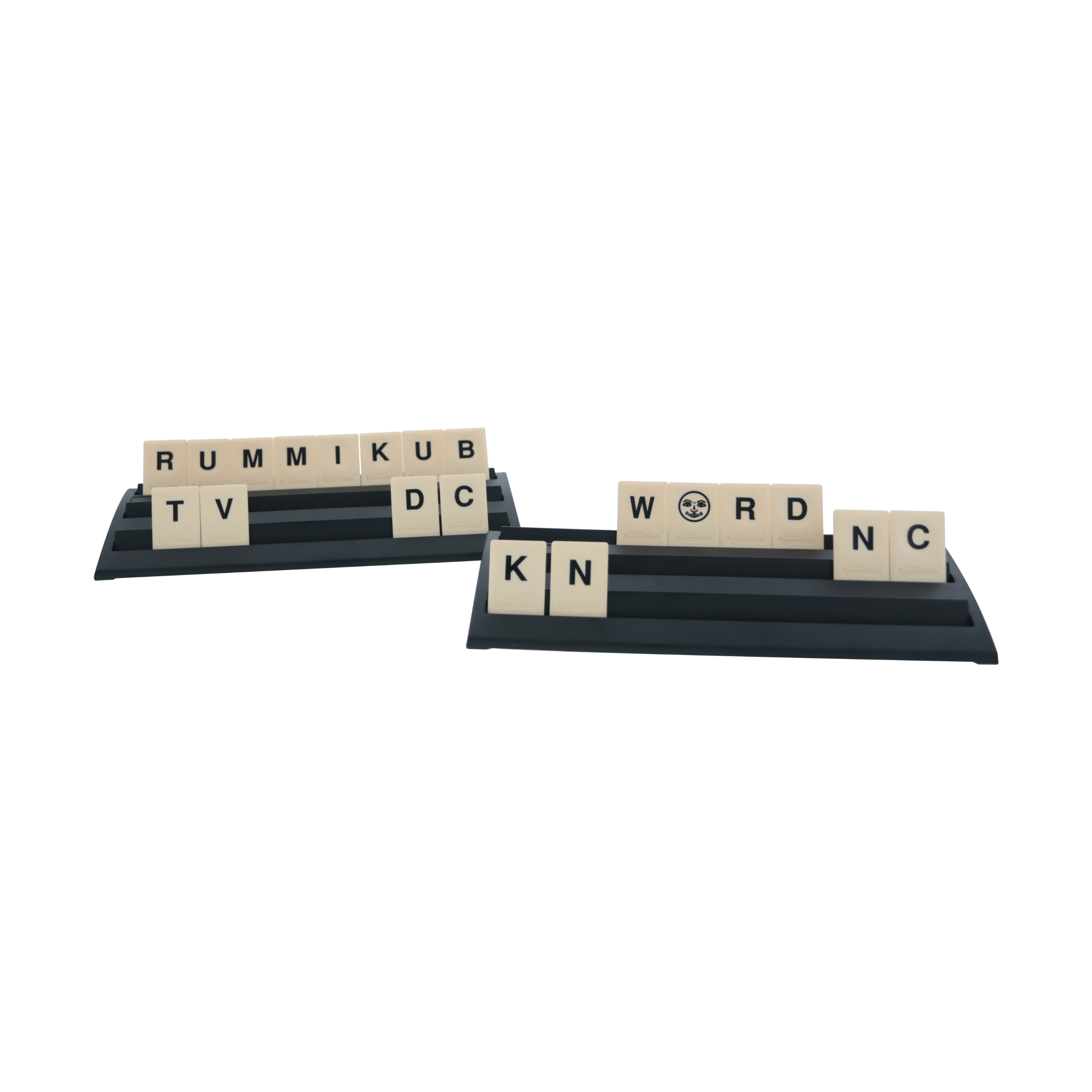 Twee Rummikub tegelrekken met tegels met letters. Eén heeft RUMMIKUB, TV, DC en KN. De andere heeft WORD en NC.