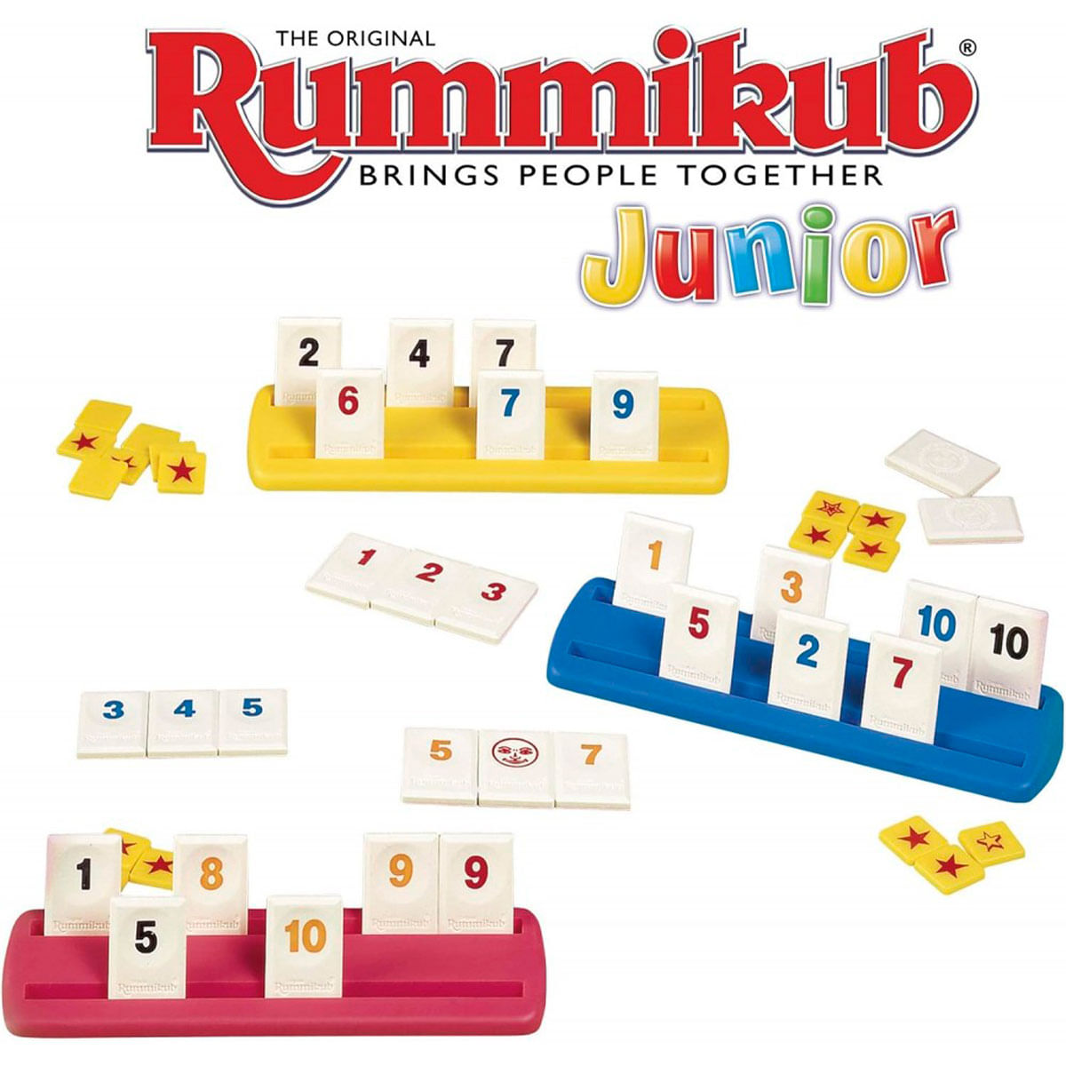 Rummikub Junior-spelset. Tegels met nummers 1-10 in meerdere kleuren, stertegels en trays. Het logo is zichtbaar.