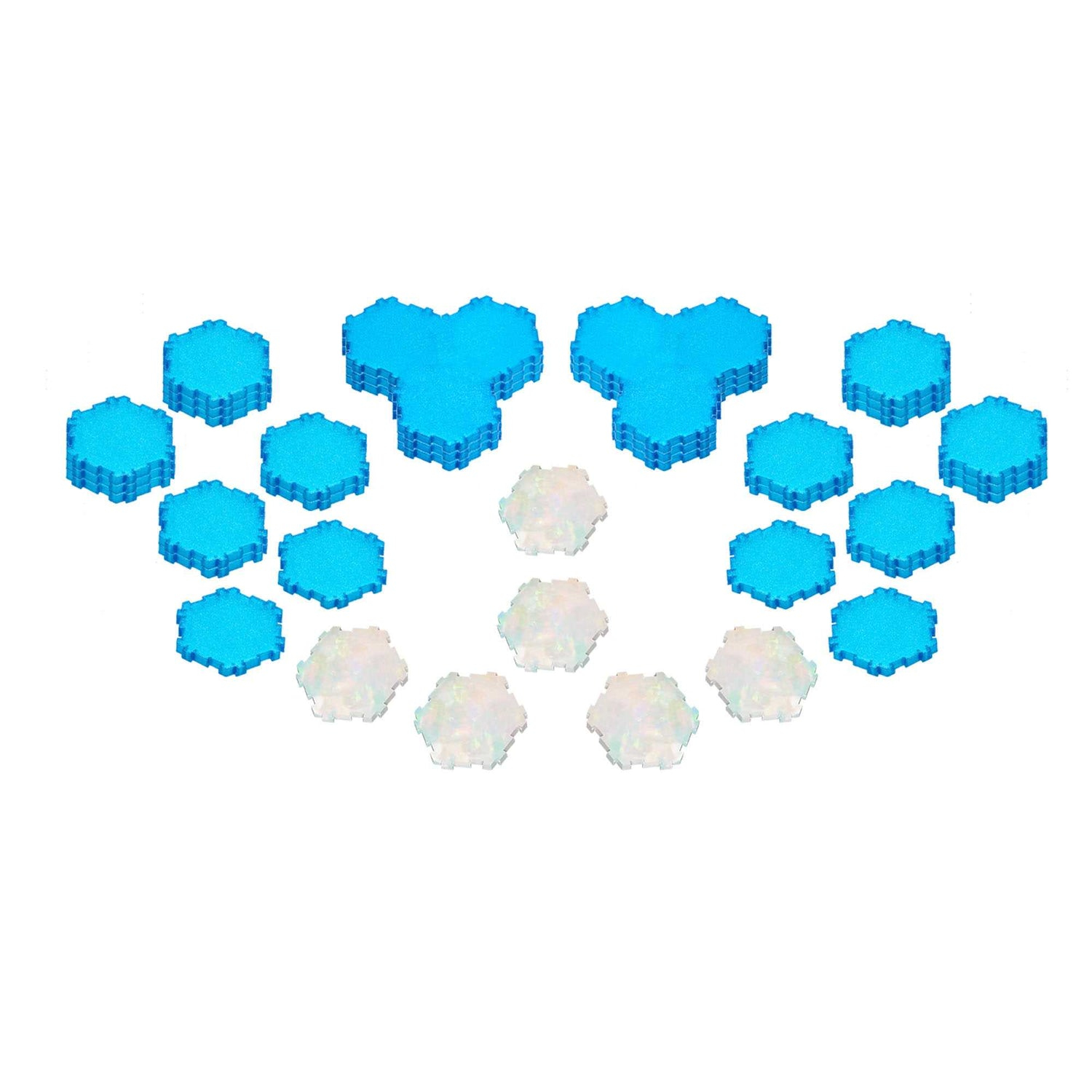 Anordnung von blauen und irisierenden Puzzleteilen auf weißem Hintergrund. Blaue Teile sind Sechsecke und Y-Formen. Irideszierende Teile sind Sechsecke.