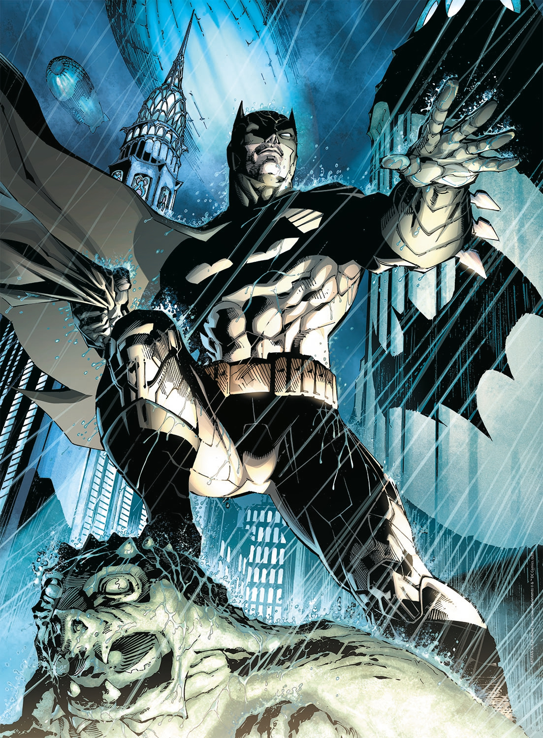 Batman im Regen, auf dem Kopf eines Monsters, Stadtkulisse. Umhang, Handschuhe mit Stacheln und ein entschlossenes Gesicht.