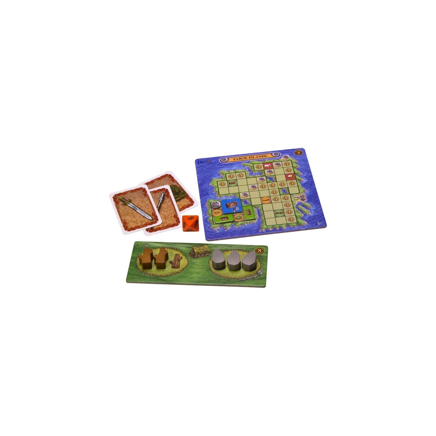 Brettspielkomponenten: Karten, Würfel, Spielbrett mit Karte und Holzstücke auf grünem Grund. Alles vor weißem Hintergrund.