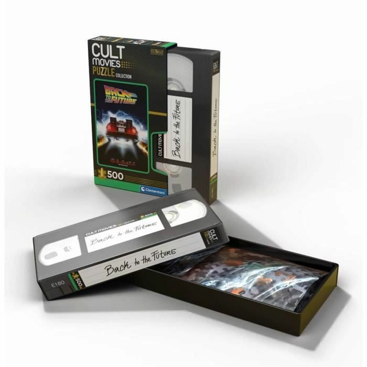 Ein 'Zurück in die Zukunft'-Puzzle in einer Box im VHS-Kassetten-Stil. Die Box ist geöffnet und zeigt die Puzzleteile und eine VHS-Kassette.