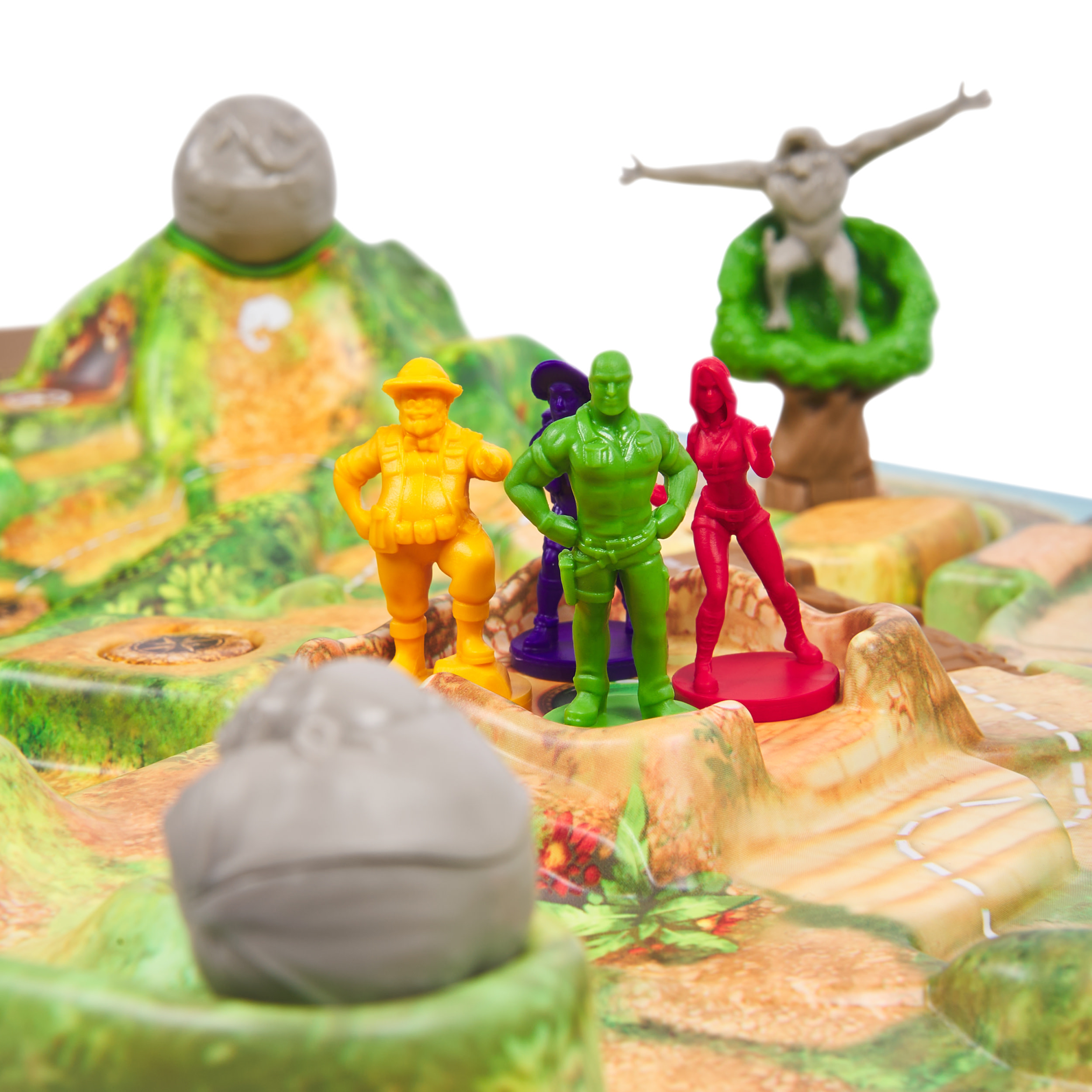 Bordspel met kleurrijke figuren op een landschap. Figuren zijn geel, groen, paars en rood. Een gorillafiguur staat op een boom.