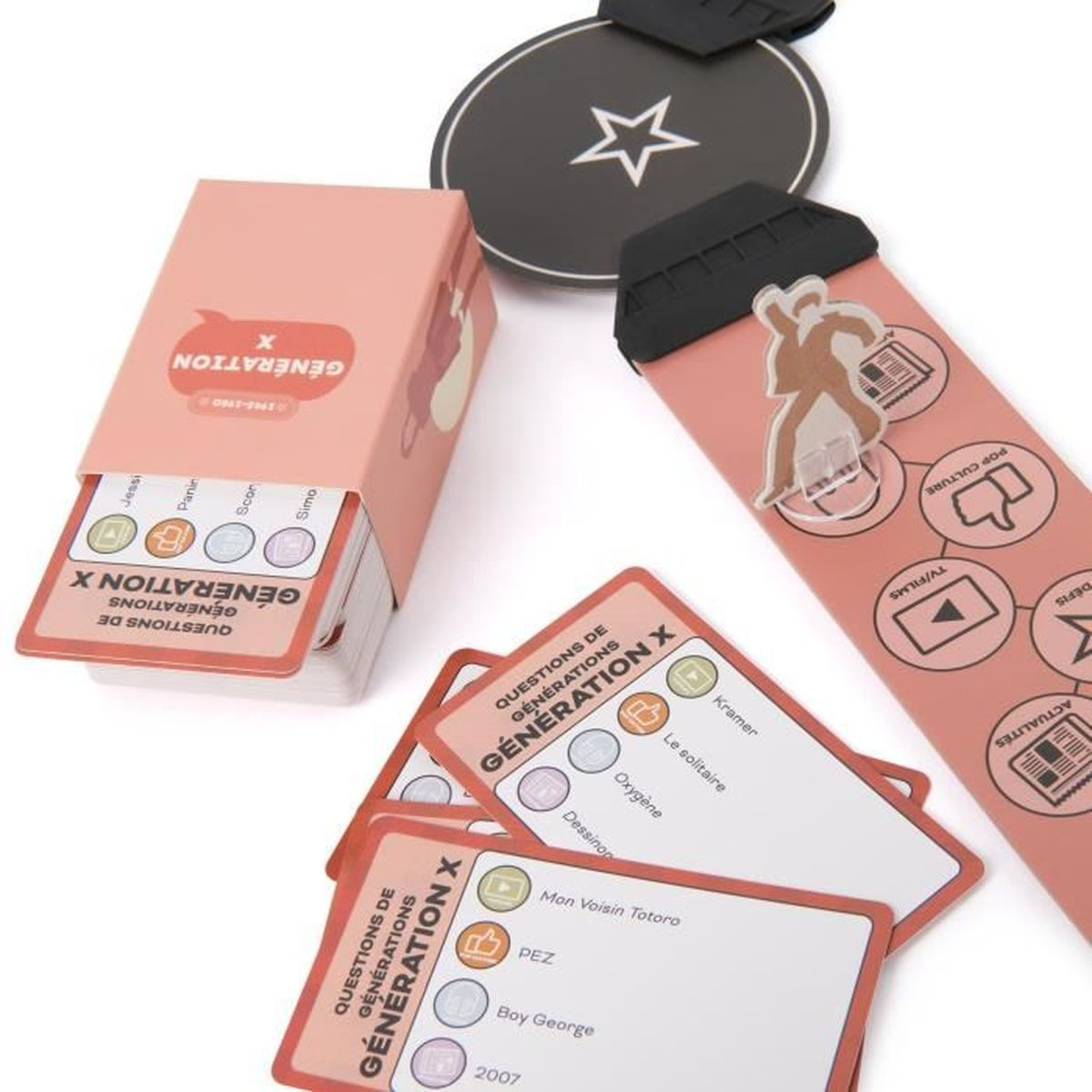 Een spel met kaarten, een doos en een zwart stervormig item. Kaarten zeggen 'Generatie X'. De doos is roze. De achtergrond is wit.