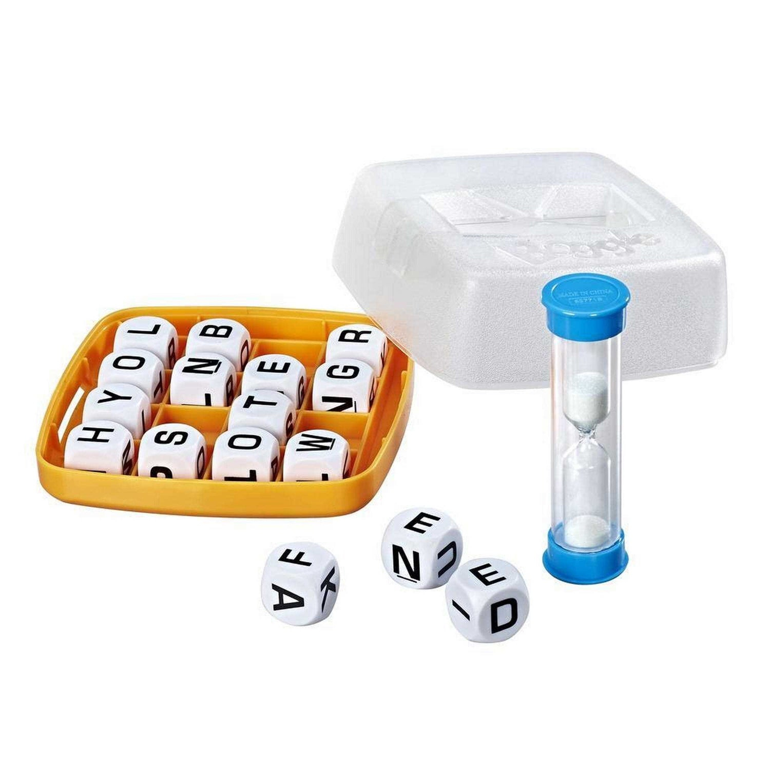 Ein Boggle-Spielset mit Buchstabenwürfeln, einem Timer und einem Deckel aus klarem Kunststoff. Würfel in gelber Schale. Einige Würfel verstreut.