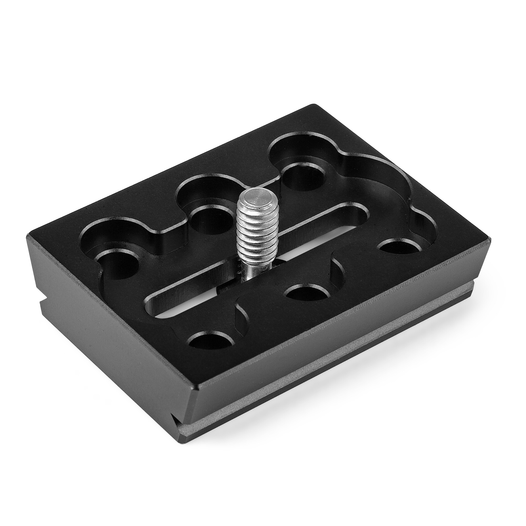 Eine schwarze Metallplatte mit Löchern und einer silbernen Schraube in der Mitte, vor weißem Hintergrund.