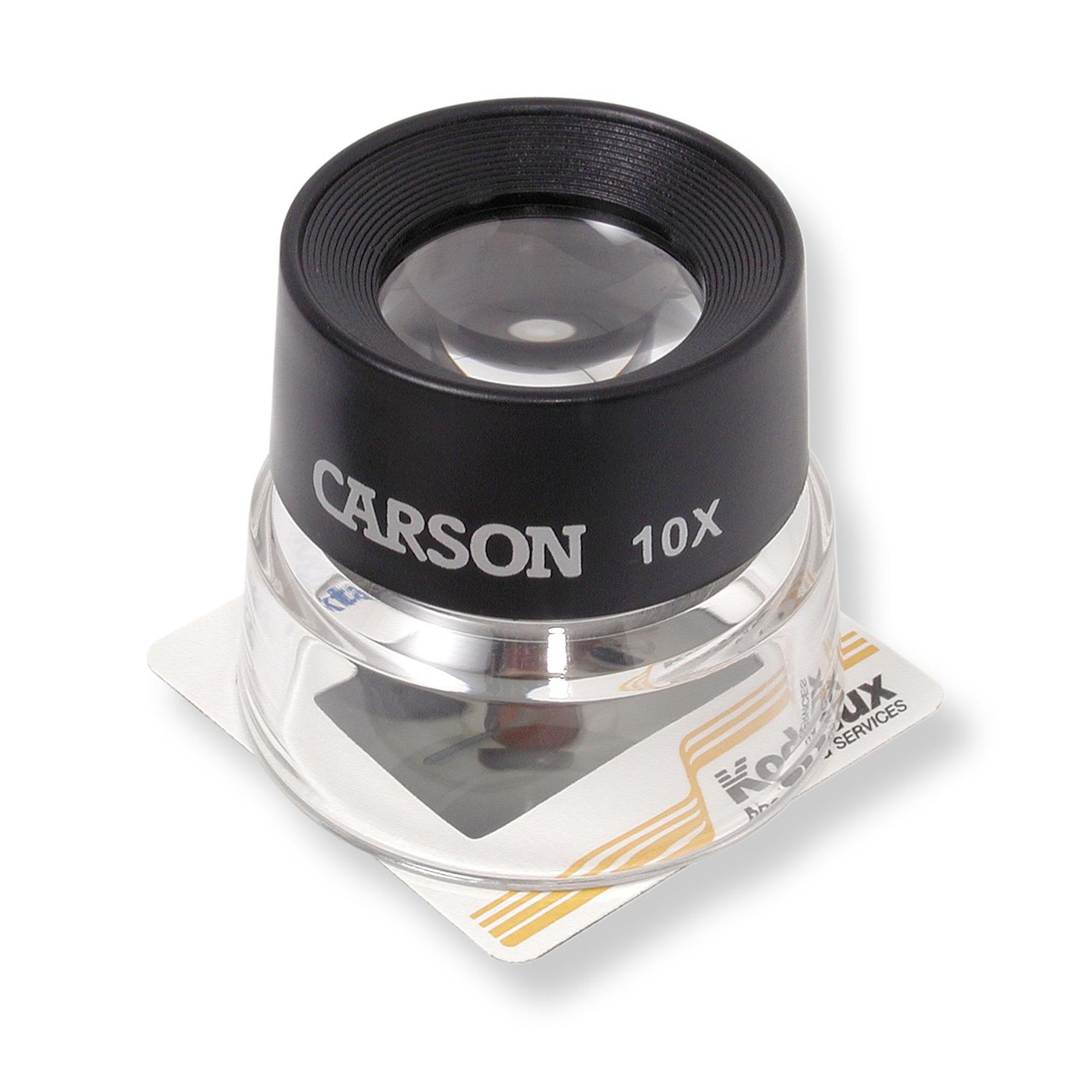 Eine Carson 10X Lupe, schwarzer Deckel und klarer Sockel, liegt auf einem weißen Quadrat mit Text.