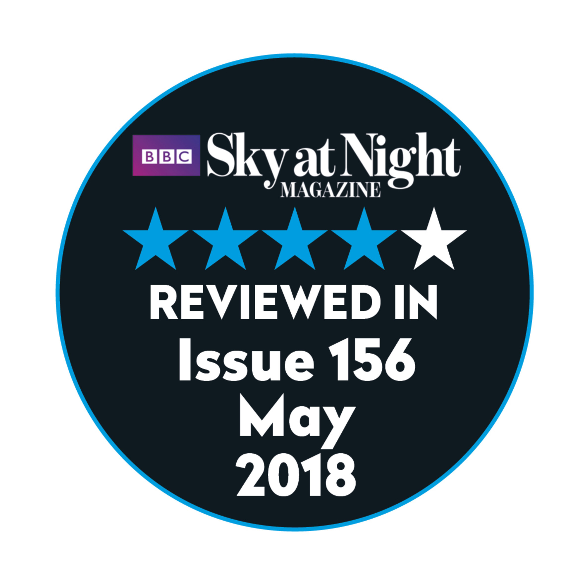 Rundes Abzeichen für das Sky at Night Magazin. Enthält Sterne, Text 'Reviewed in Issue 156 May 2018' und BBC-Logo.