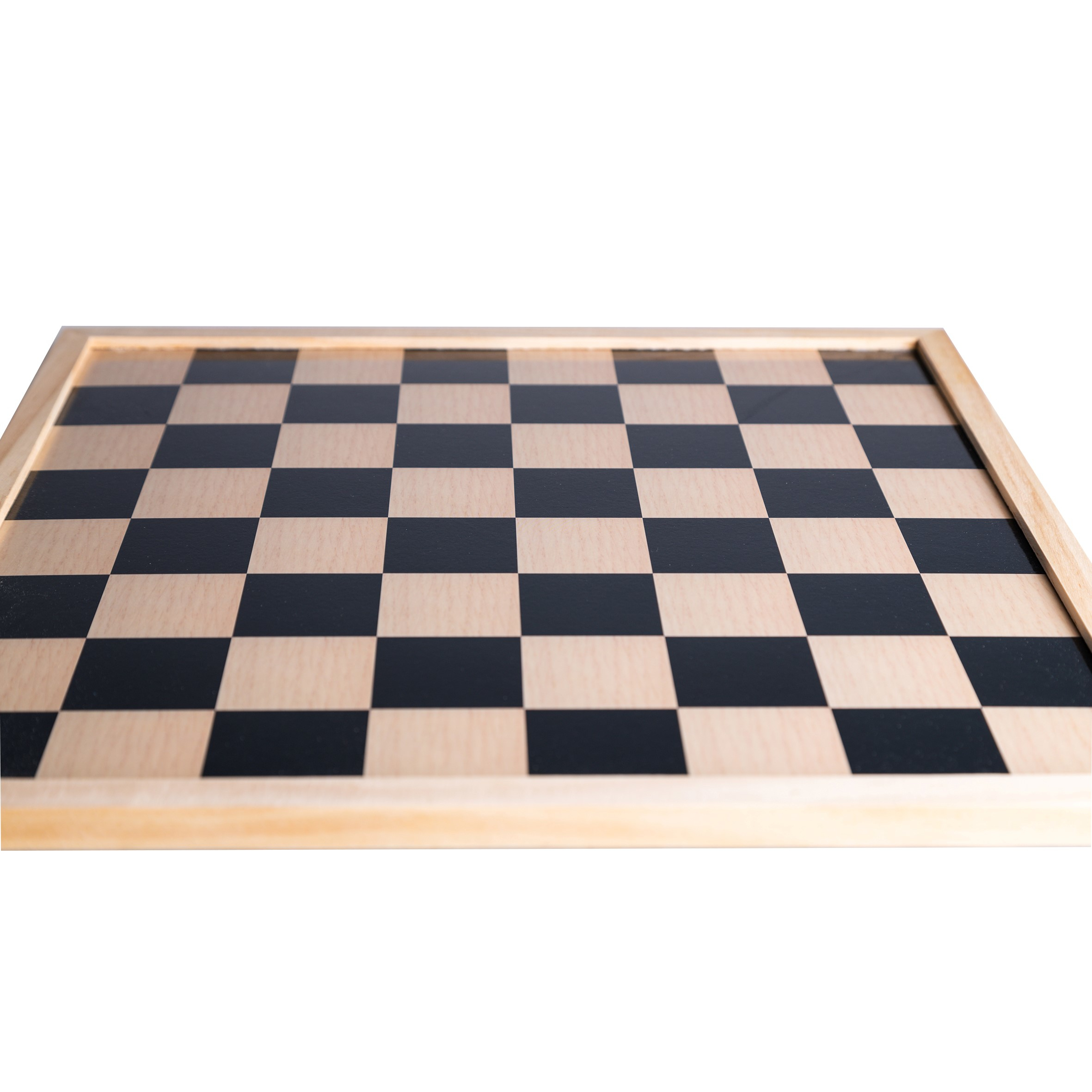 Een schaakbord met afwisselend zwarte en bruine vierkanten op een witte achtergrond. Het bord is omlijst met licht hout.