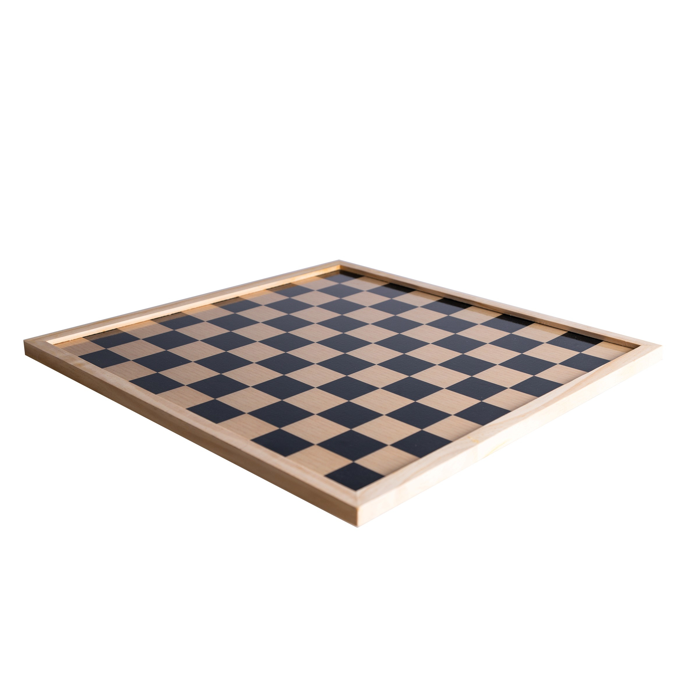 Schaakbord met zwarte en beige vierkanten, in een licht houten frame, geïsoleerd op een witte achtergrond.