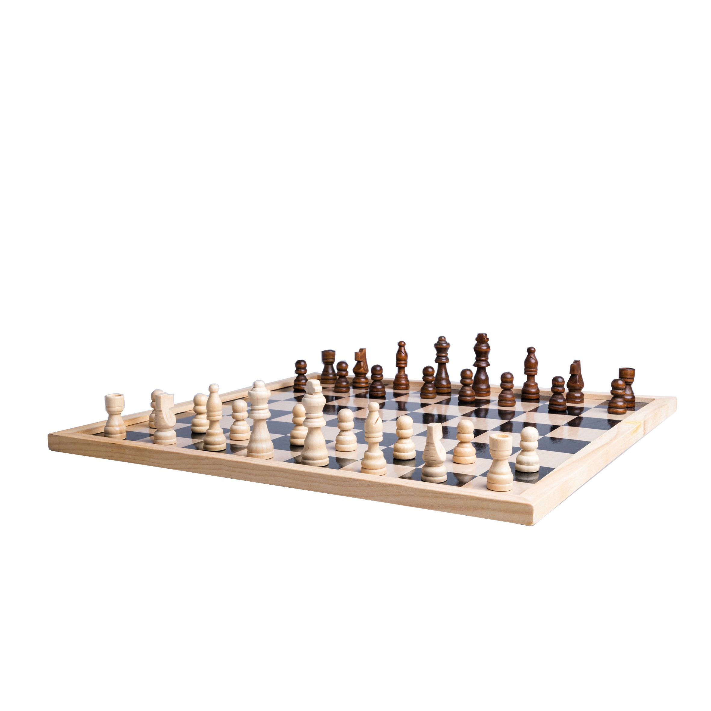 Schaakbord met houten frame. Stukken staan opgesteld, zwart en wit. Bord op witte achtergrond.